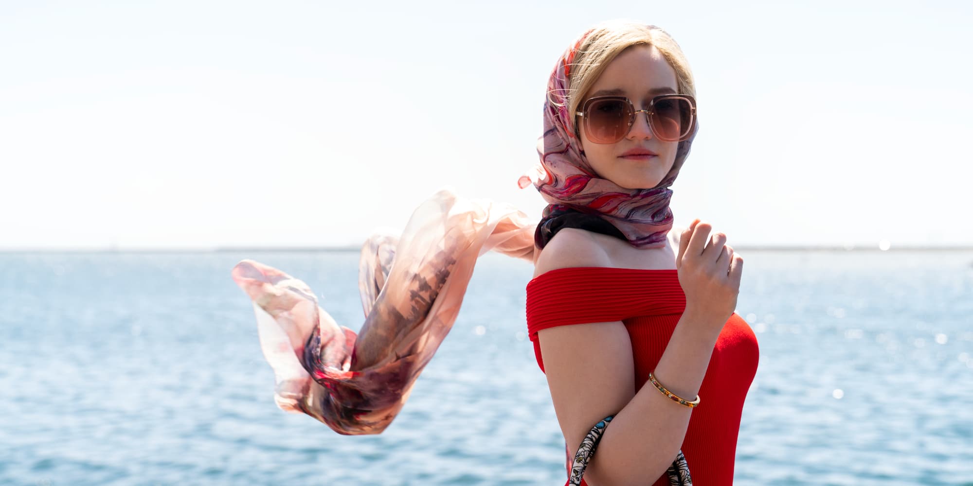 Julia Garner joue celle qui se faisait appeler Anna Delvey dans la mini-série "Inventing Anna".