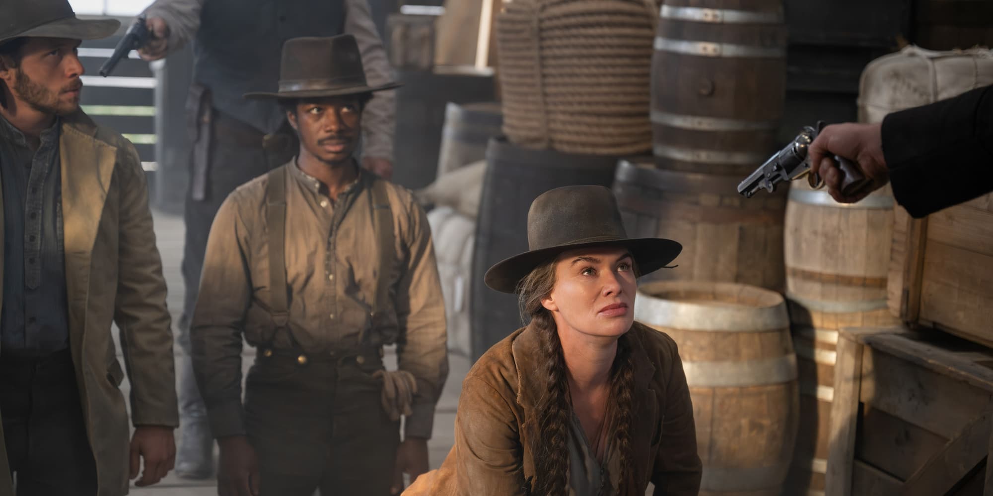 Nick Robinson, Lamar Johnson et Lena Headey dans ''The Abandons''.