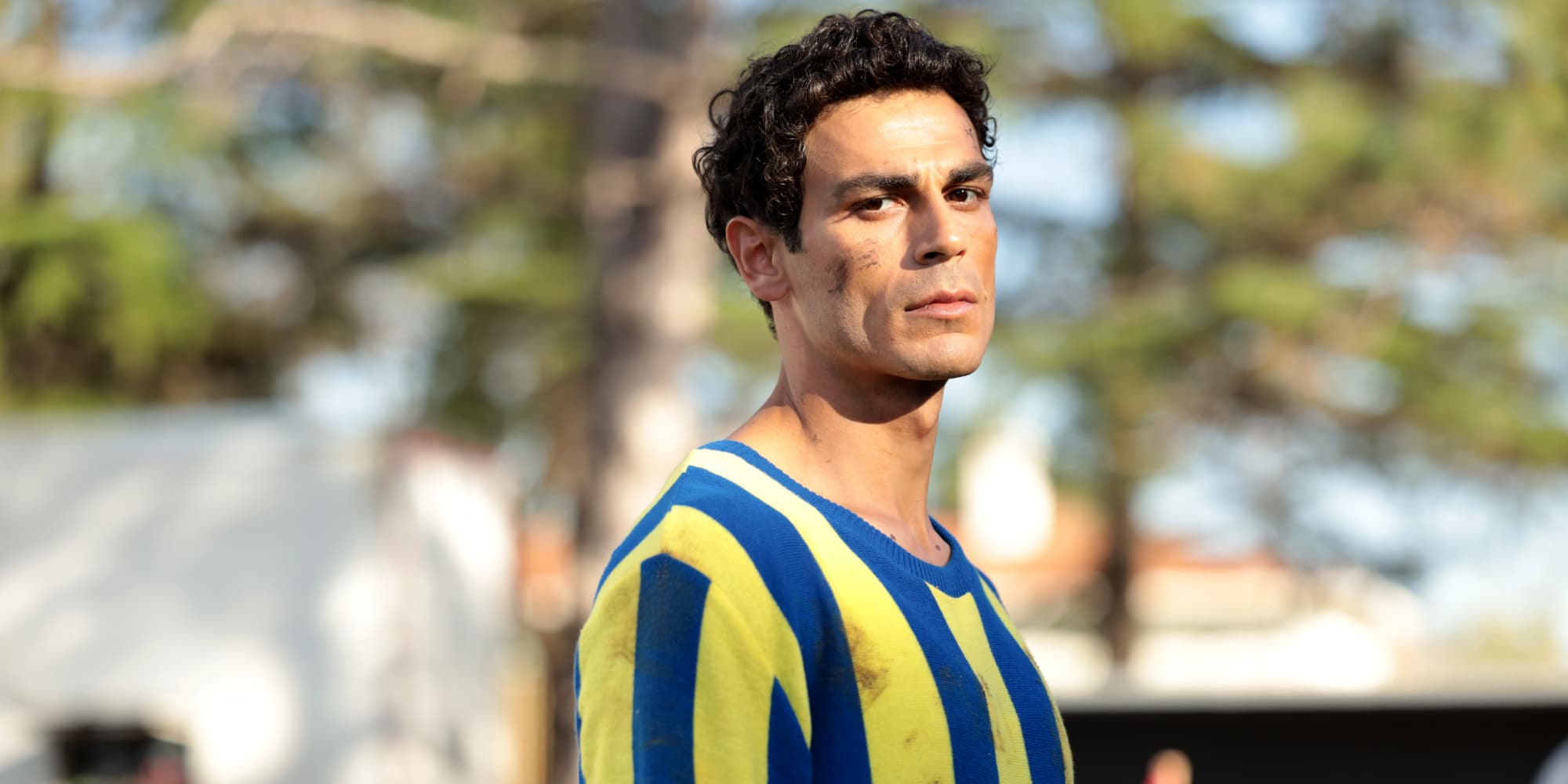 Erdem Kaynarca incarne Lefter Küçükandonyadis dans le biopic ''La Leçon de Lefter'', à voir sur Netflix
