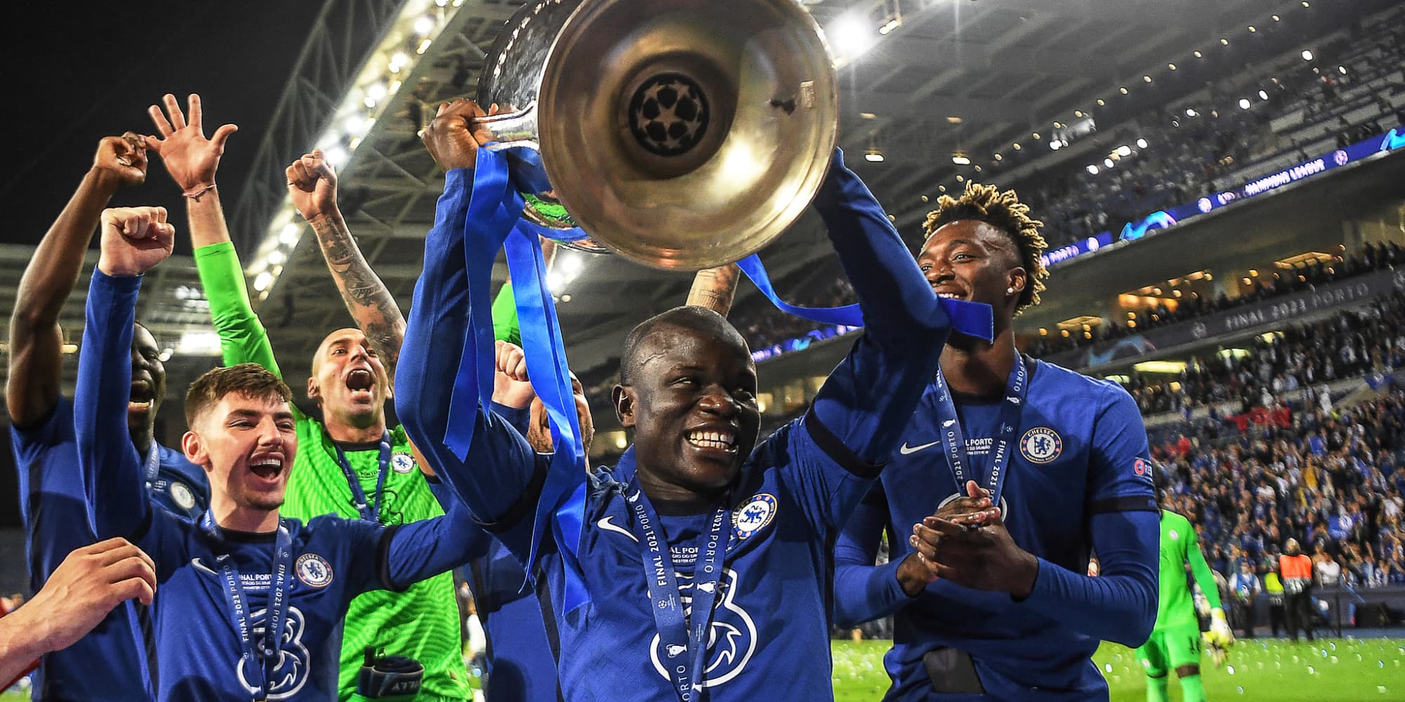 N'Golo Kanté soulève la coupe aux grandes oreilles, après la victoire de Chelsea contre Manchester City en finale de Ligue des Champions, à Porto, le 29 mai 2021.