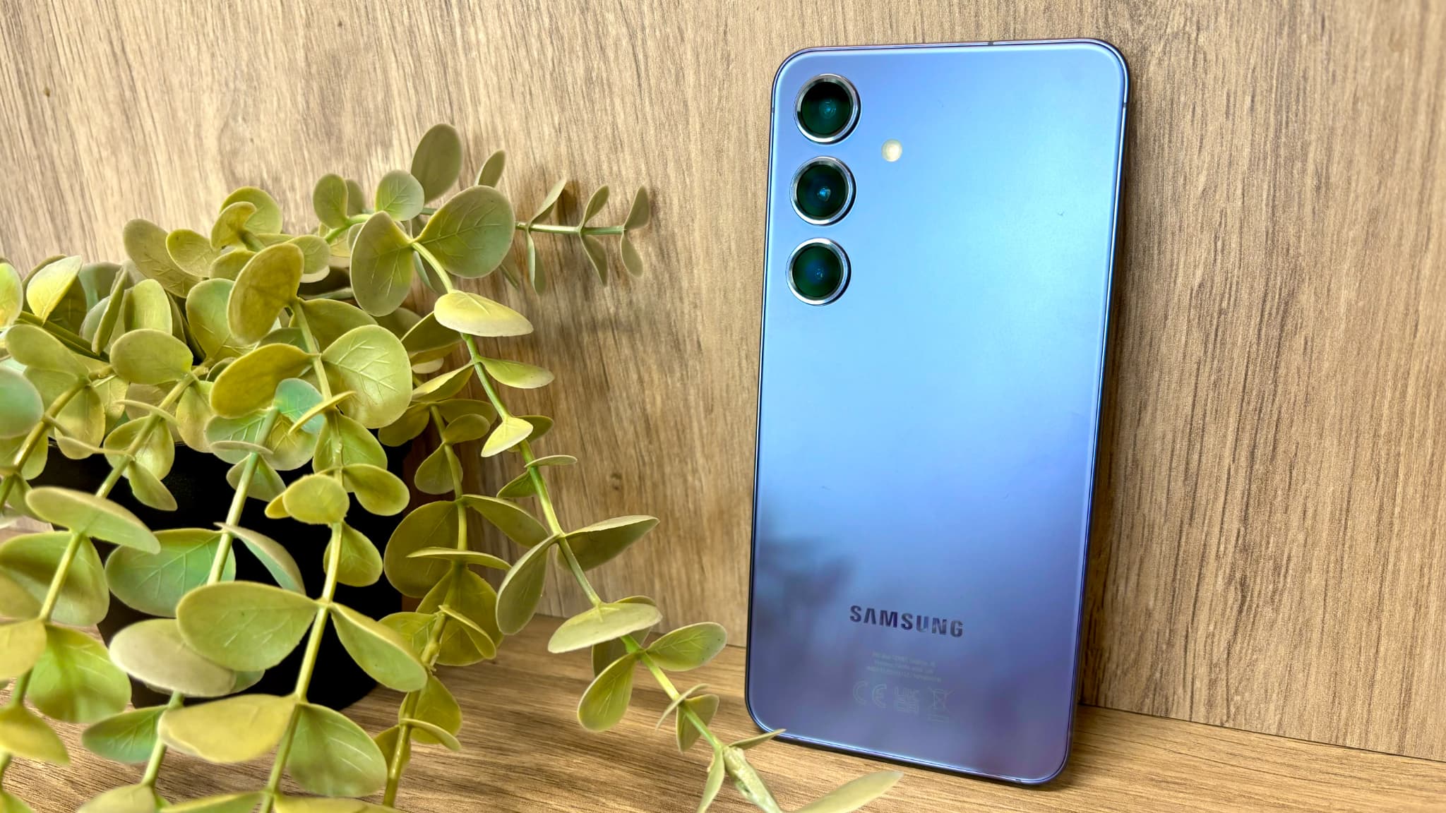 Le Samsung Galaxy S24, ici dans son coloris Indigo, avec le triple capteur photo, véritable marque de fabrique des Galaxy.