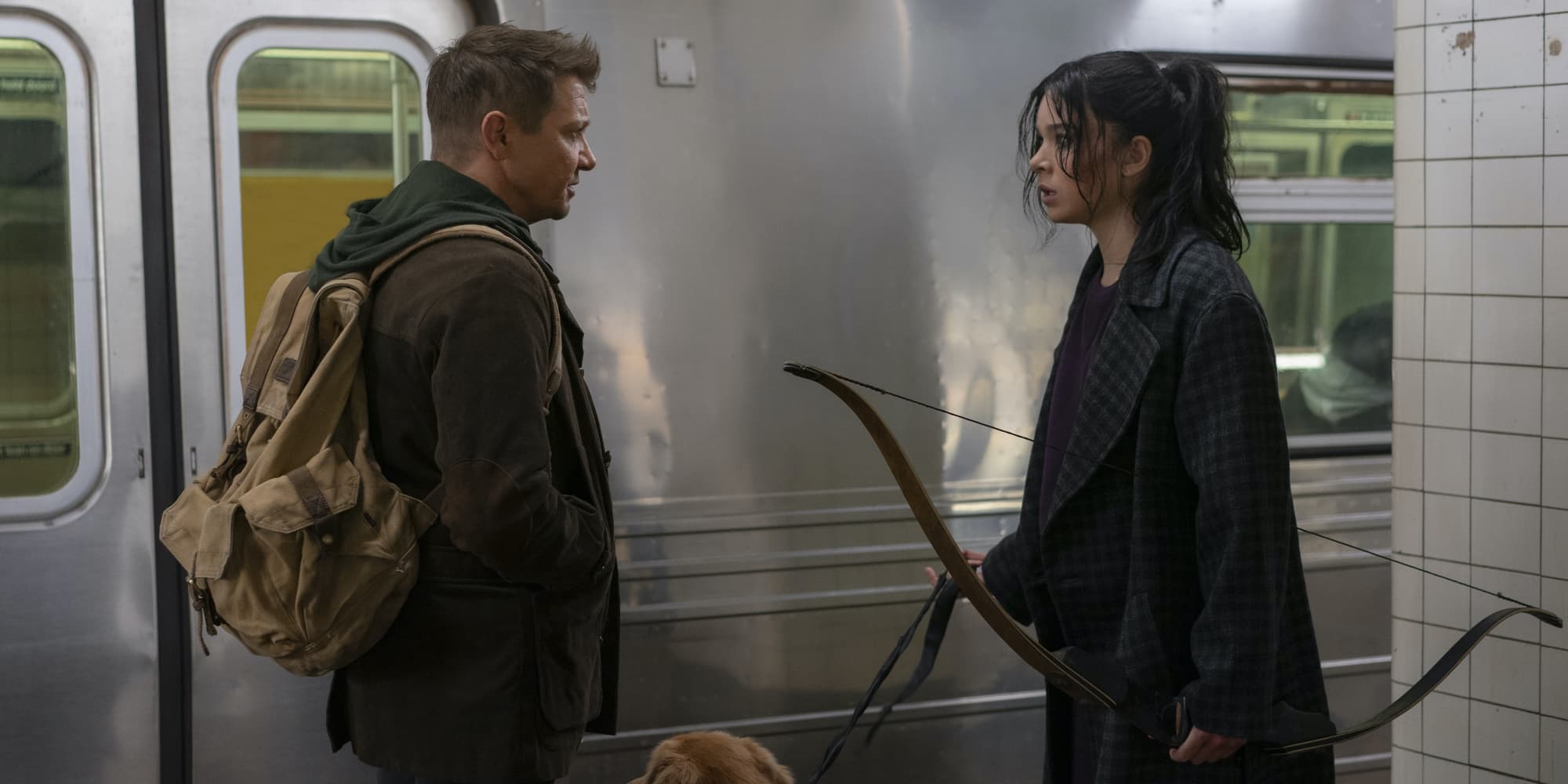 Clint Barton, alias Hawkeye (Jeremy Renner), face à Kate Bishop (Hailee Stenfield) dans Hawkeye, la série Marvel sur Disney+