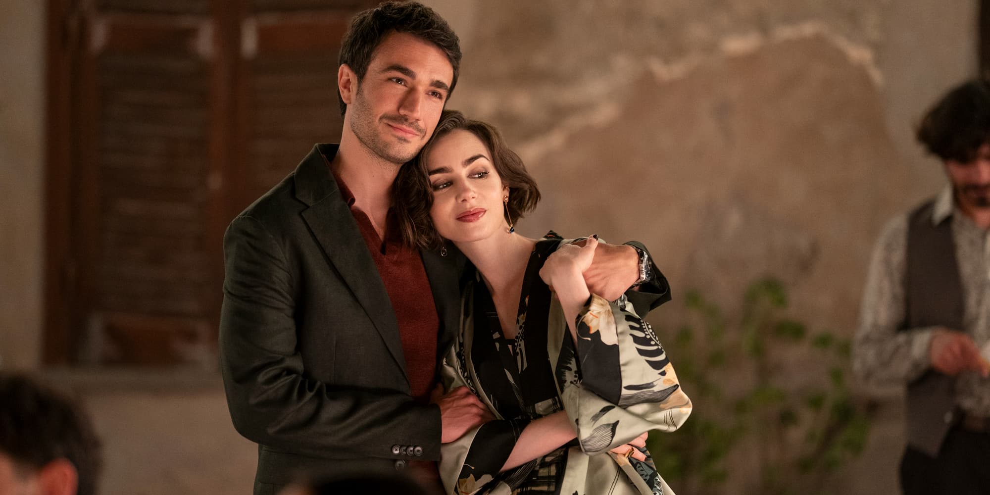 Emily (Lily Collins) dans les bras de Marcello (Eugenio Franceschini), dans la saison 5 d'"Emily in Paris".