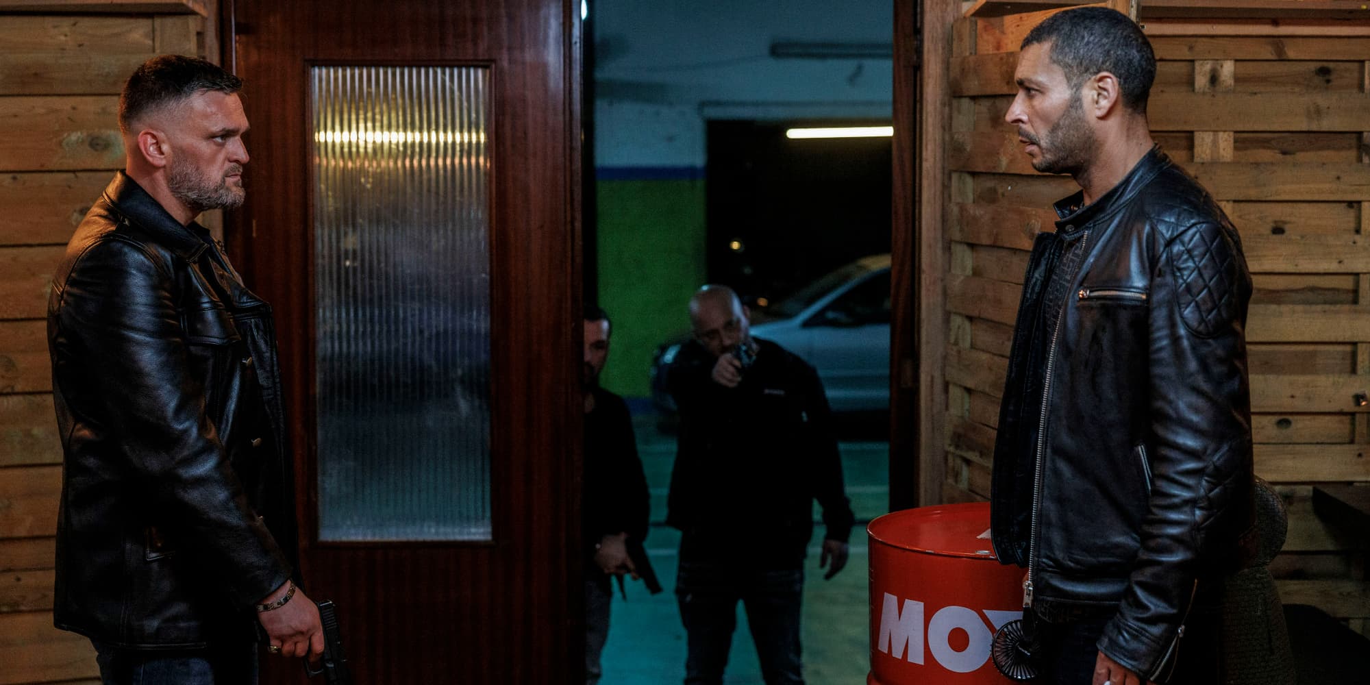 Besnik Limani (Irfan) et Adel Bencherif (Mounir Djaziri) dans la saison 3 de ''Validé''.