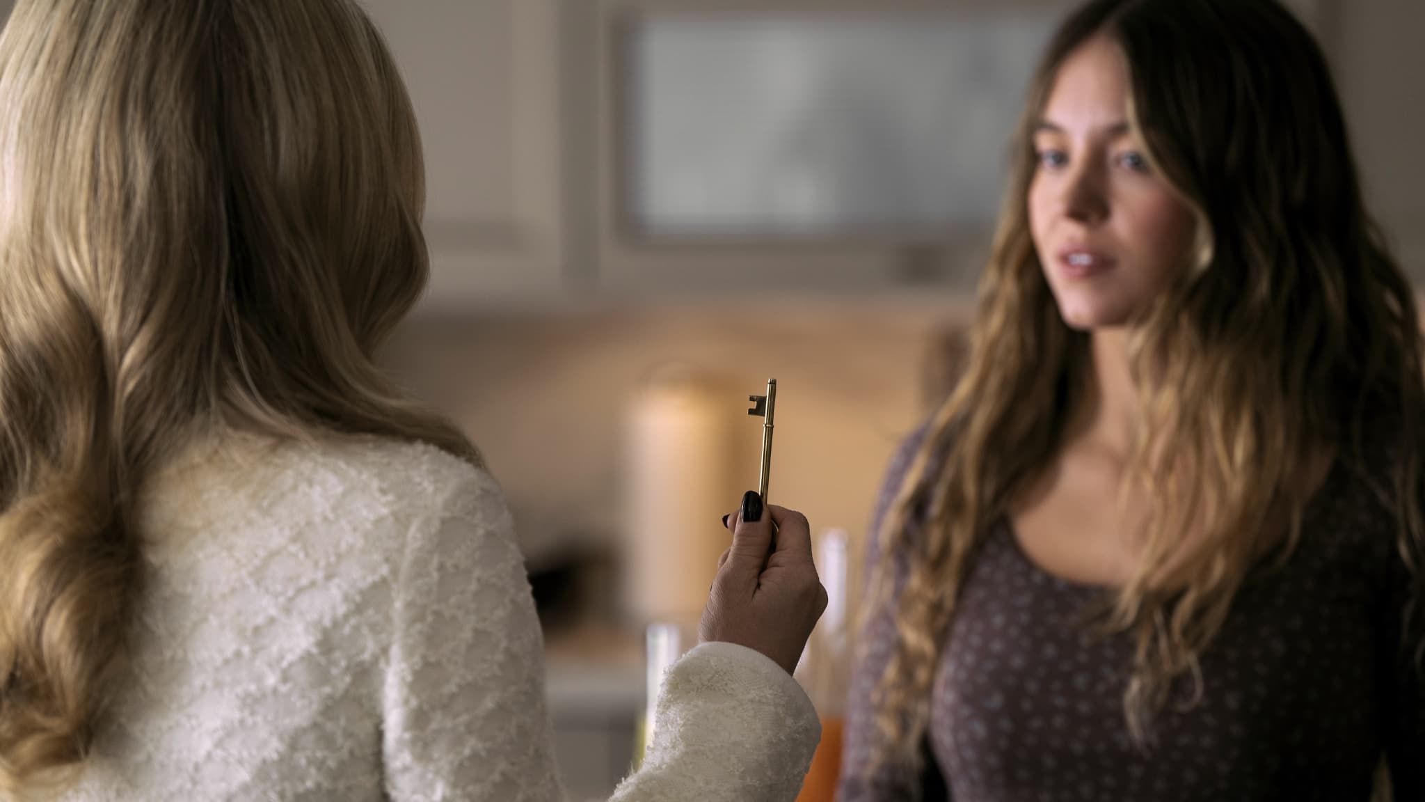 Sydney Sweeney prête ses traits à la jeune Millie. Sydney Sweeney prête ses traits à la jeune Millie.
