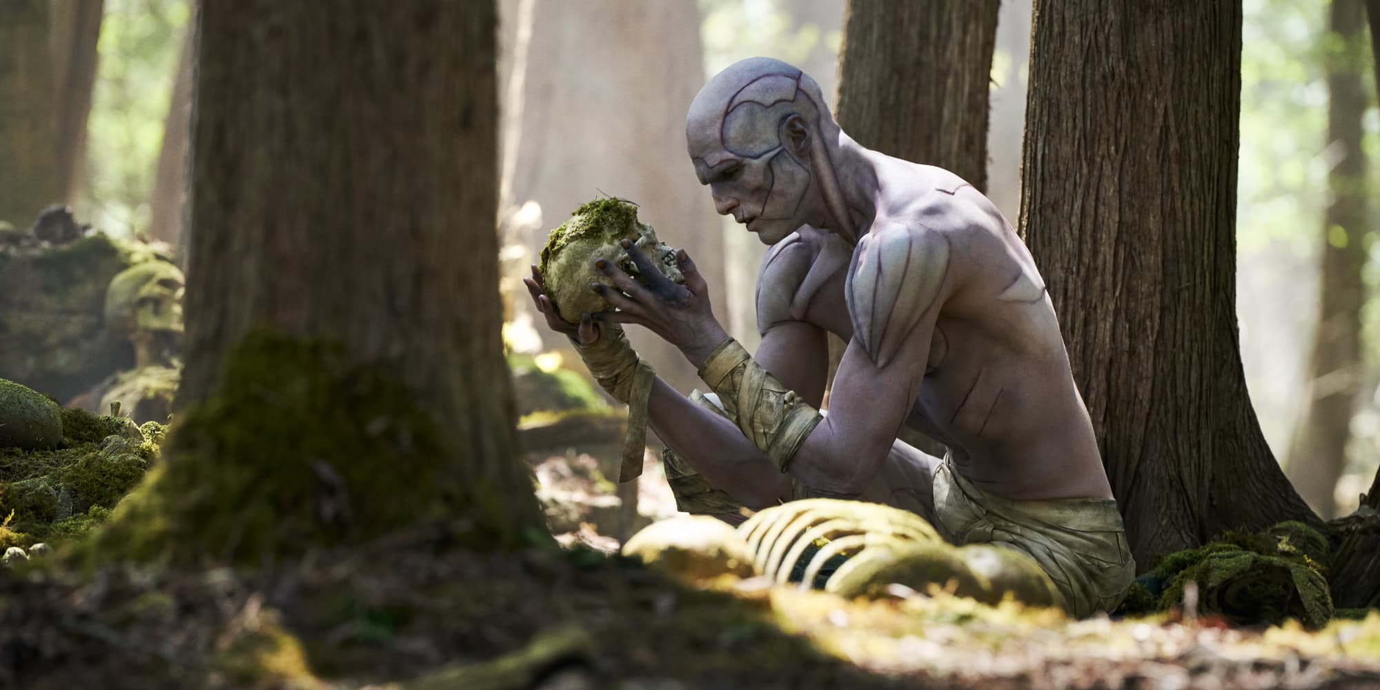 "Frankenstein" de Guillermo del Toro se veut riche en références culturelles, comme ici avec Hamlet et le crâne de Yorick.