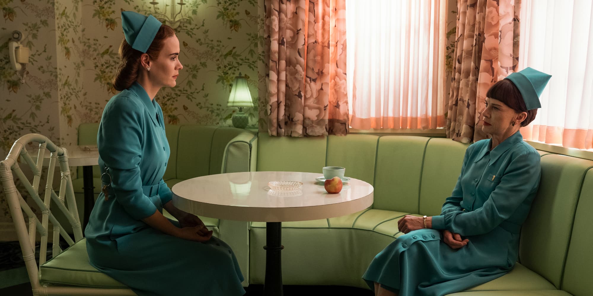 Sarah Paulson, aka Mildred Ratched, face à Judy Davis dans la peau de Betsy Bucket, une infirmière en chef aigrie...