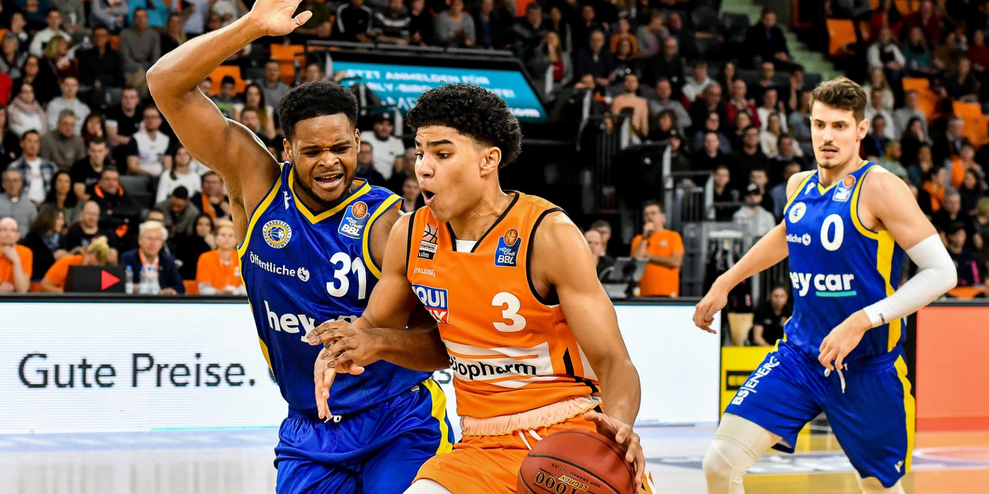 Le Frenchie favori de la Draft 2020 Killian Hayes, au centre, lors d'une rencontre Ratiopharm Ulm - Basketball Löwen Braunschweig, le 14 février 2020.
