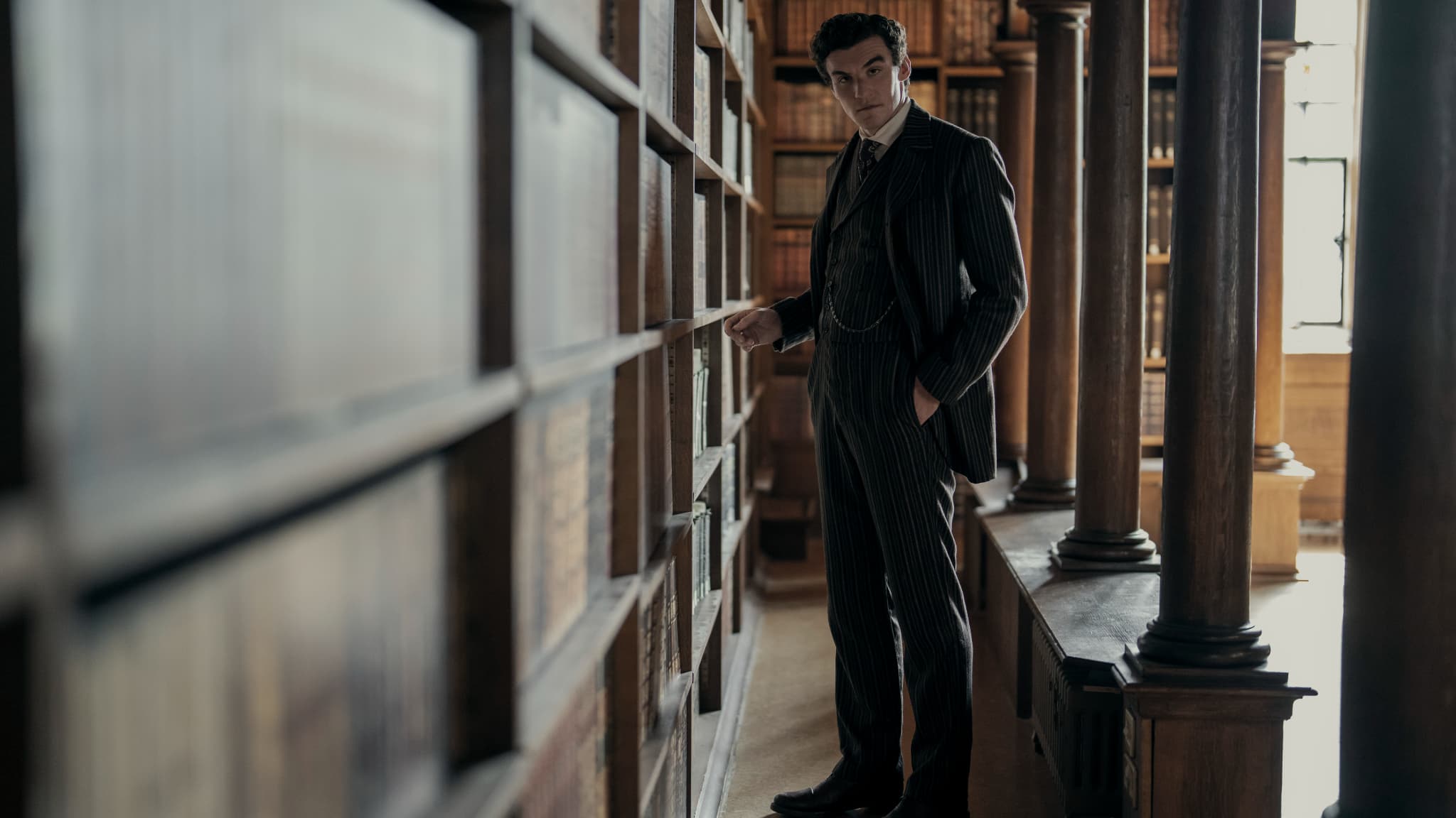 Dónal Finn incarne James Moriarty dans ''Young Sherlock''.