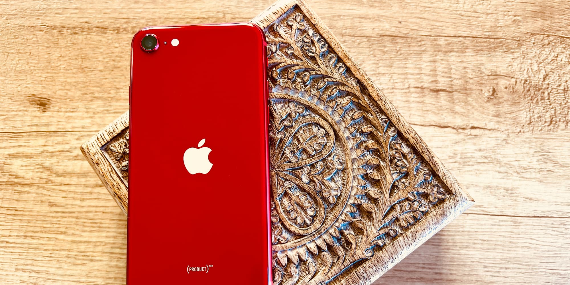 L'iPhone SE 3e génération, dans son indémodable coloris (PRODUCT)RED.