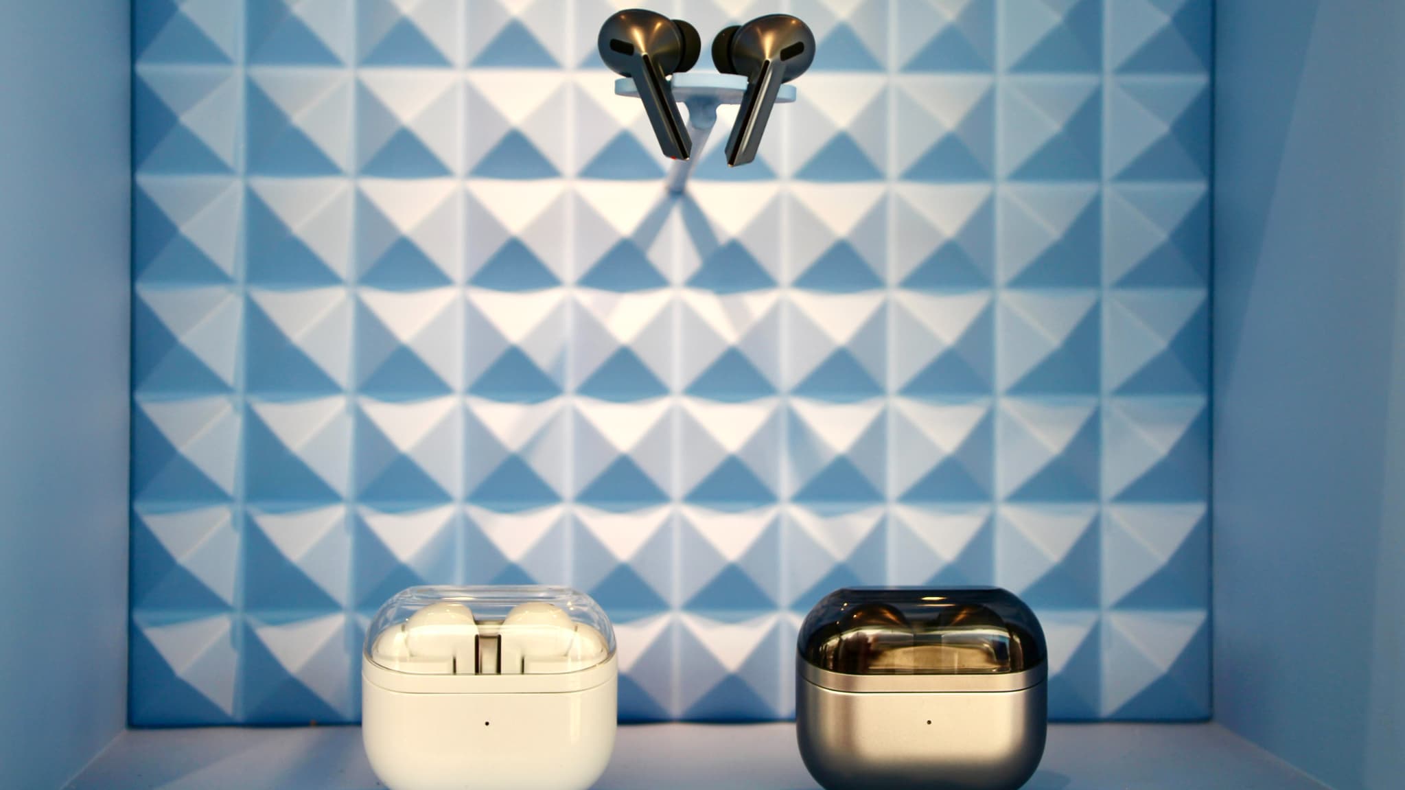 Les Samsung Galaxy Buds3 Pro sont disponibles en Blanc ou Argent.