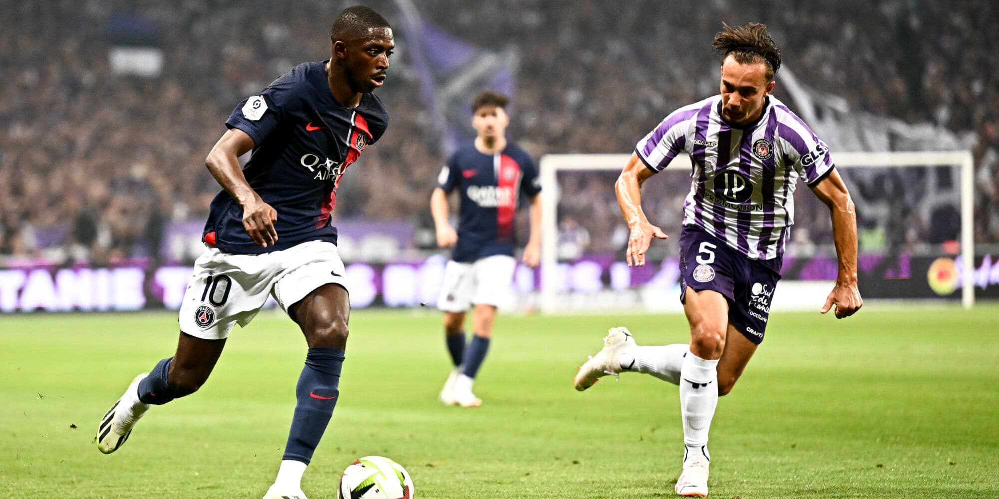 Ousmane Dembélé et Denis Genreau lors du match entre le TFC et le PSG, le 19 août 2023 lors de la seconde journée de Ligue 1, au Stadium de Toulouse.
