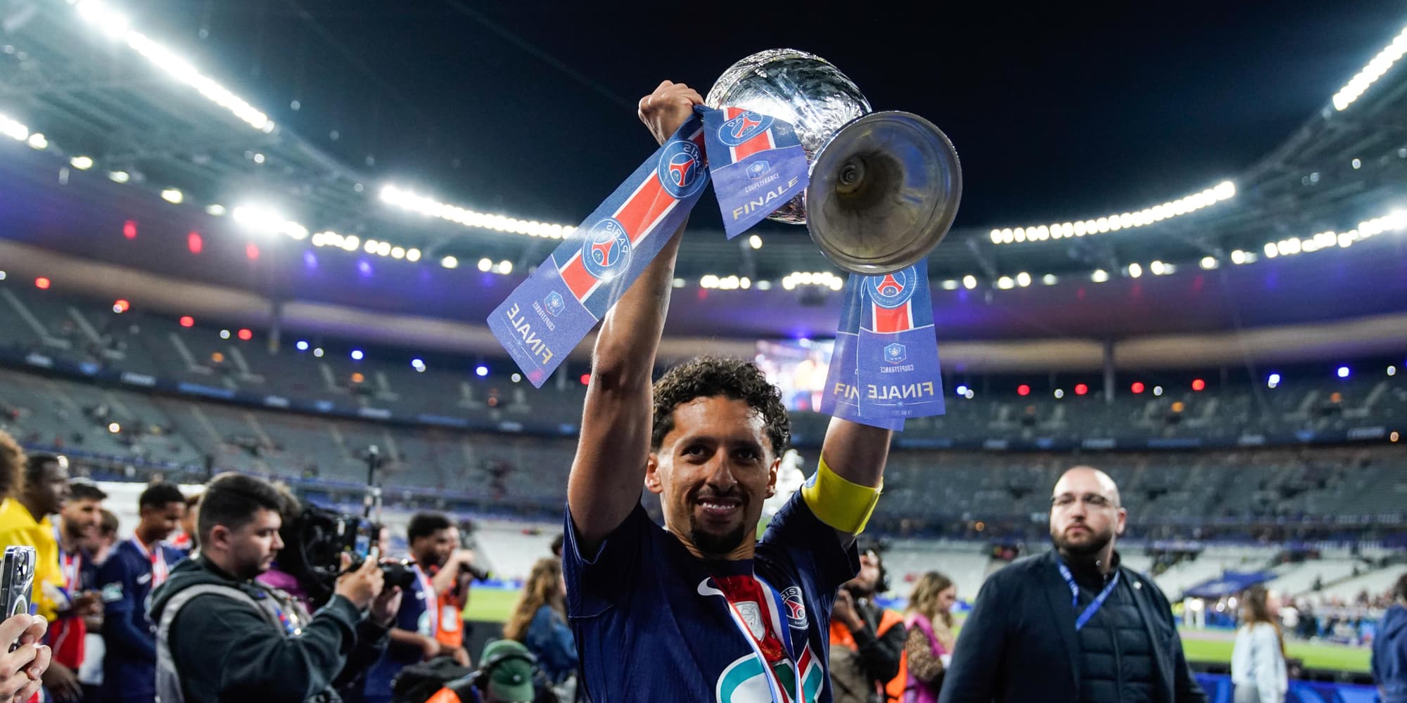 Marquinhos célèbre avec le trophée lors de la finale de la Coupe de France entre le PSG et Reims, le 24 mai 2025 au Stade de France.