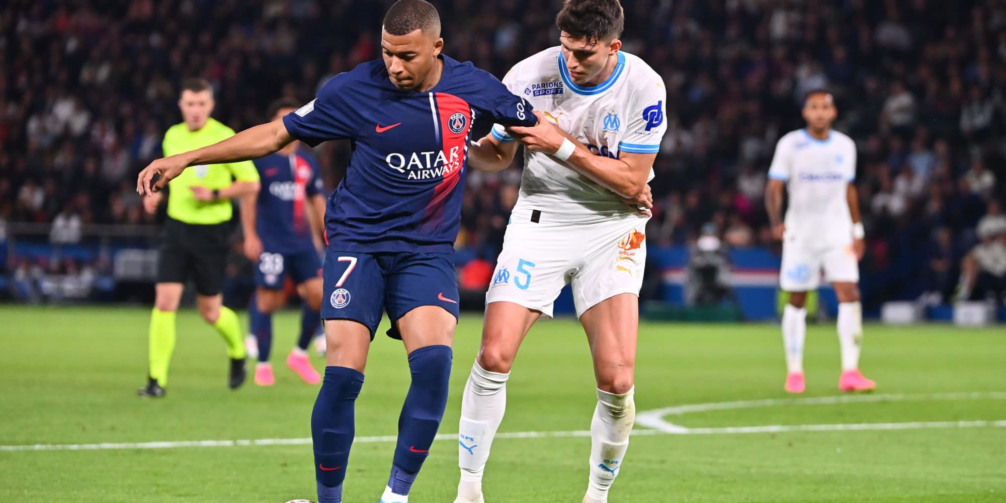 Kylian Mbappé et Leonardo Balerdi lors de PSG-OM, le 24 septembre 2023 au Parc des Princes (Paris).