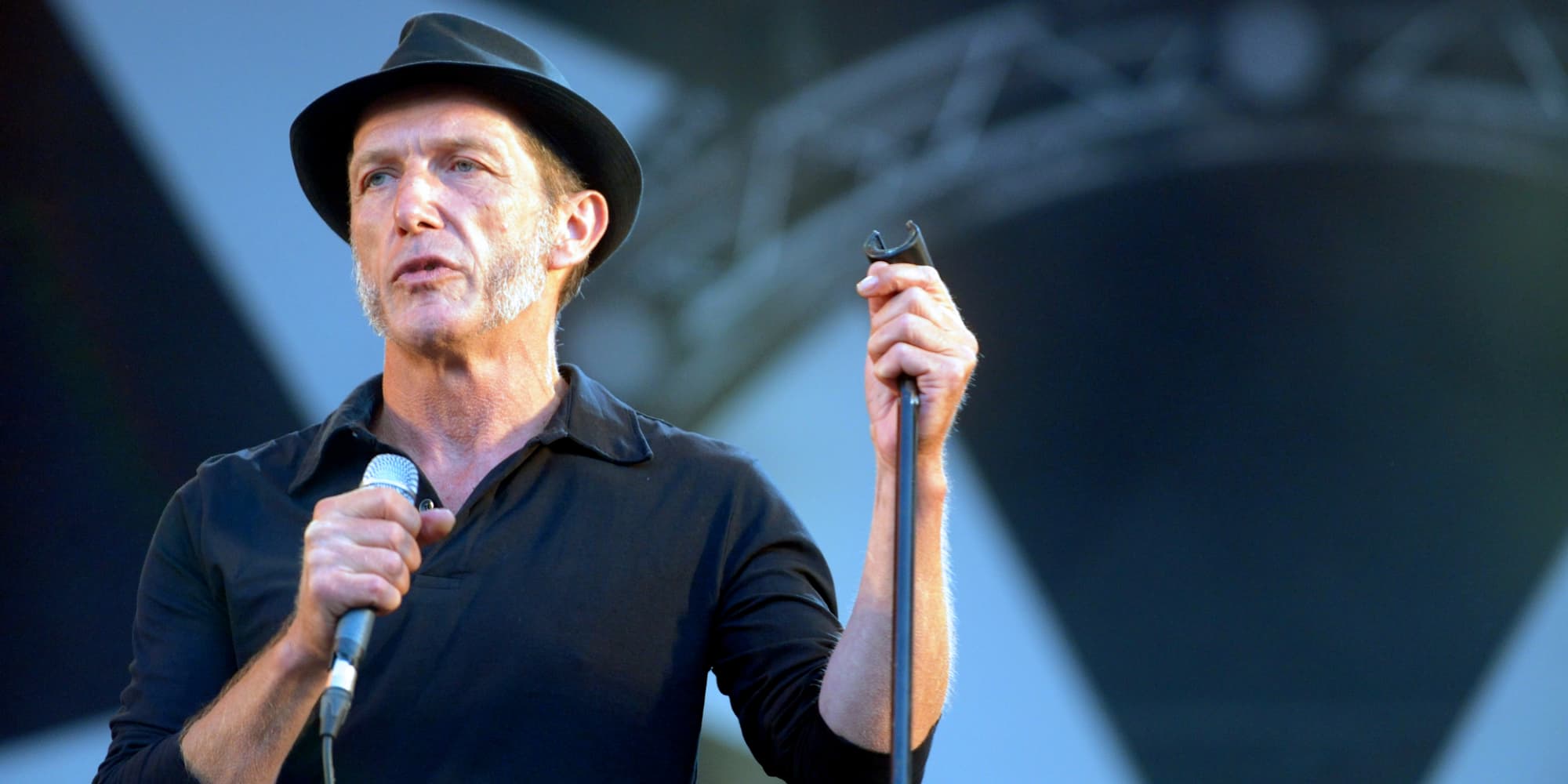 Le chanteur Miossec sur la scène des Vieilles Charrues, le 18 juillet 2014 à Carhaix-Plouguer