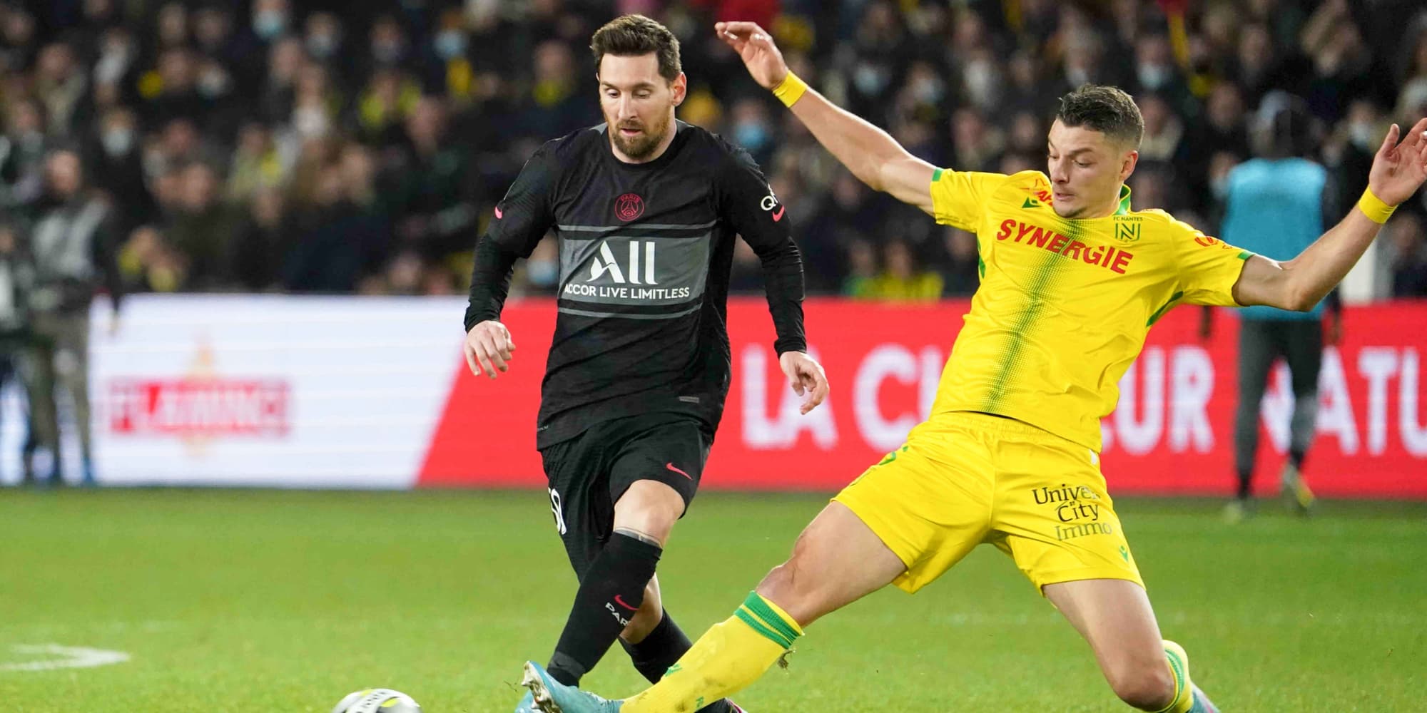 Lionel Messi face à Andrei Girotto lors d'un match de Ligue 1 Nantes - PSG, au Stade de la Beaujoire à Nantes, le 19 février 2022.