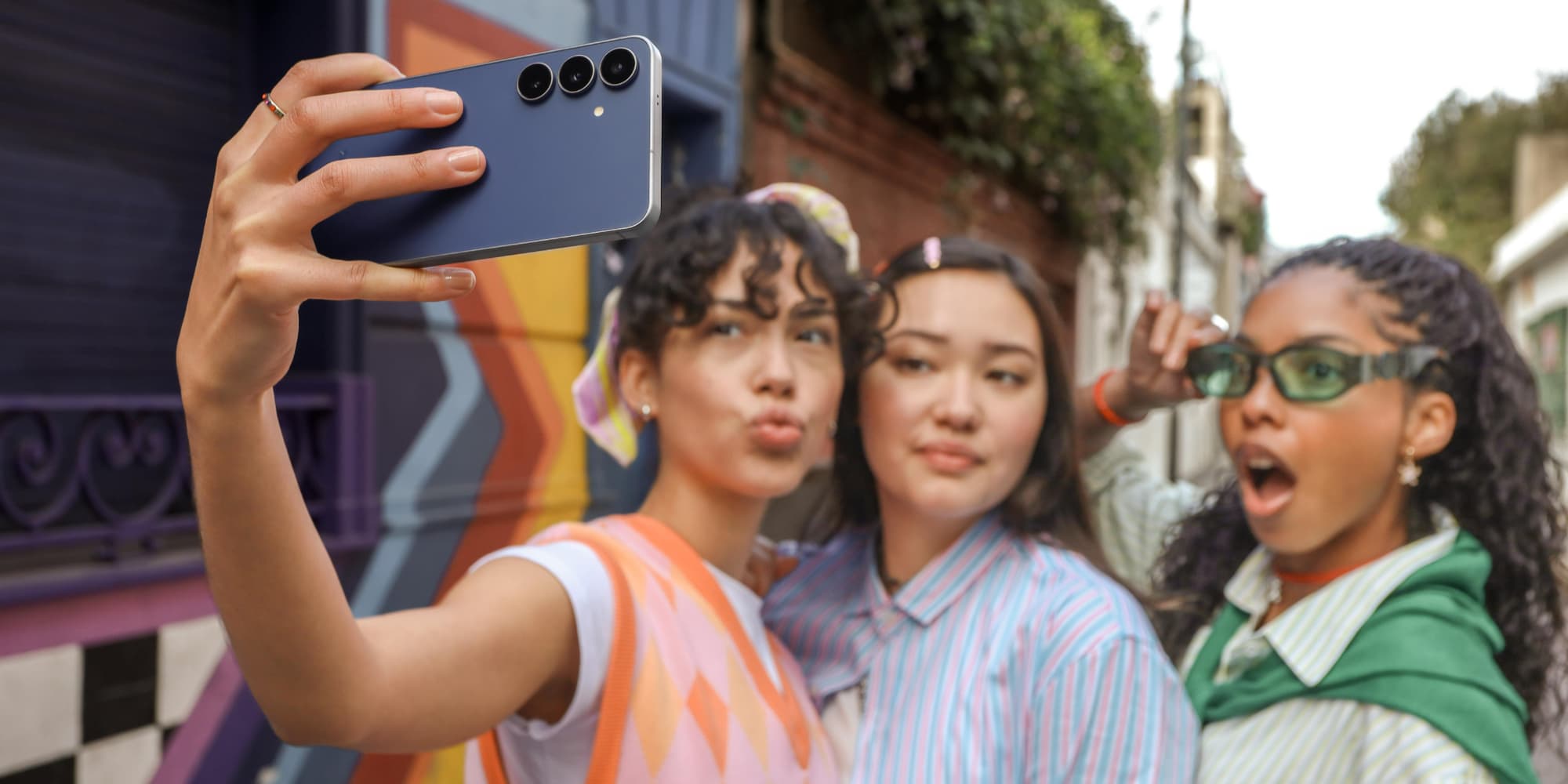 Succombez au Samsung Galaxy S25 FE, avec une paire de Galaxy Buds3 FE en prime, à prix mini pendant le Black Friday chez SFR. 