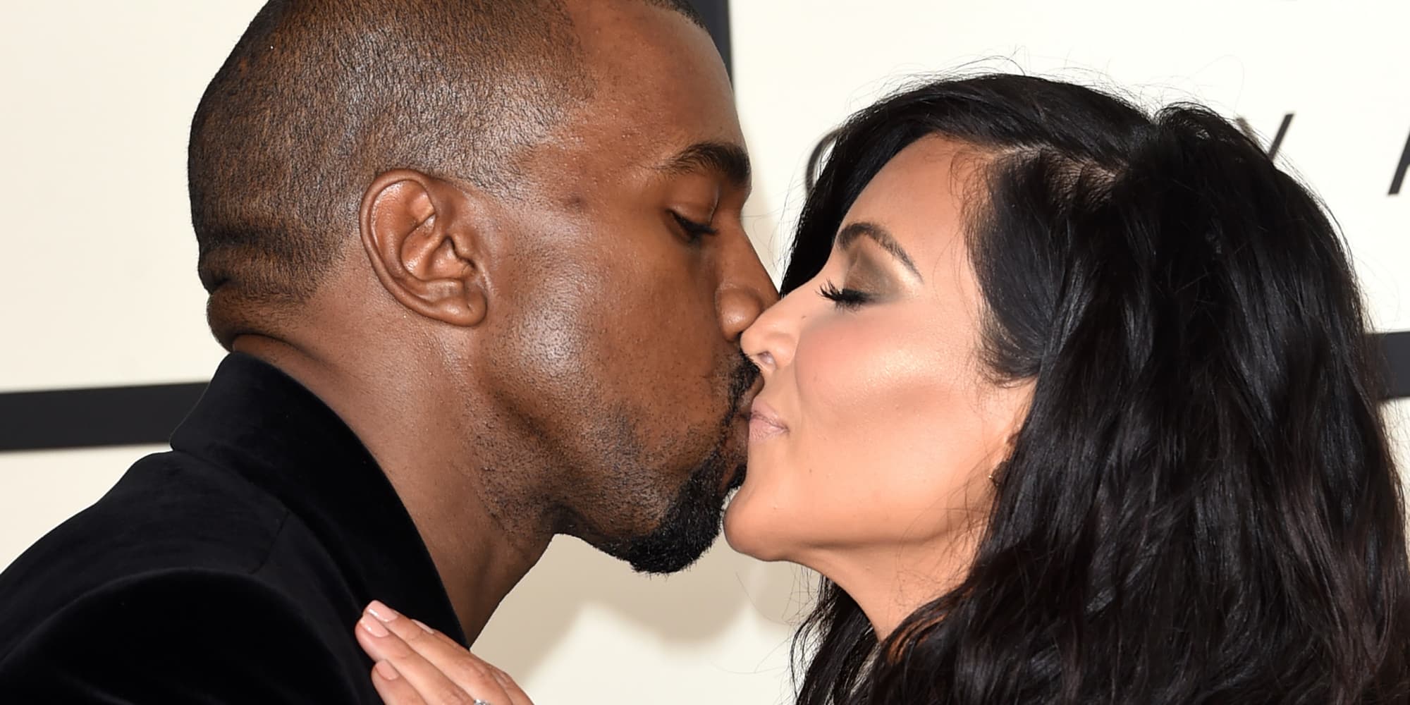 Kanye West et Kim Kardashian échangent un bisou sur le tapis rouge des GRAMMY Awards à Los Angeles, le 8 février 2015.