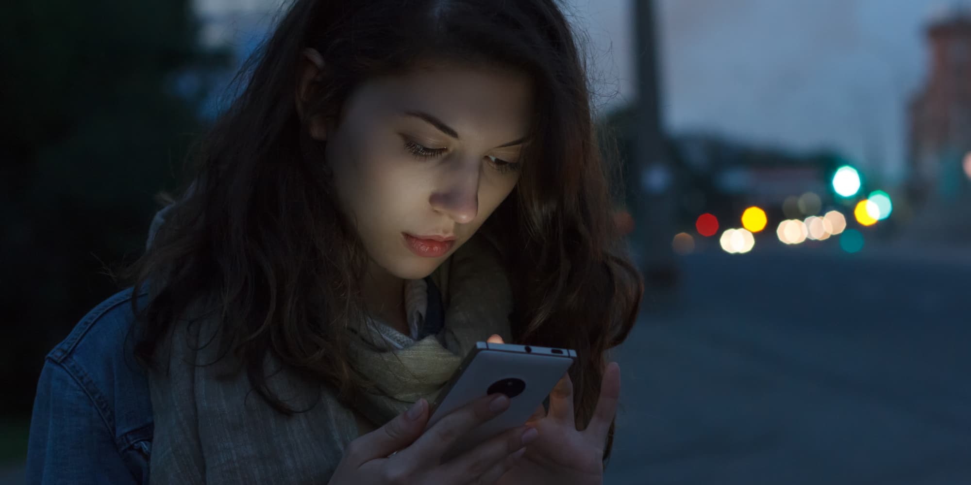 Quand tu es perdue, que tu n'as plus de batterie et que tu aurais bien aimé mettre le dark mode sur tes applications.