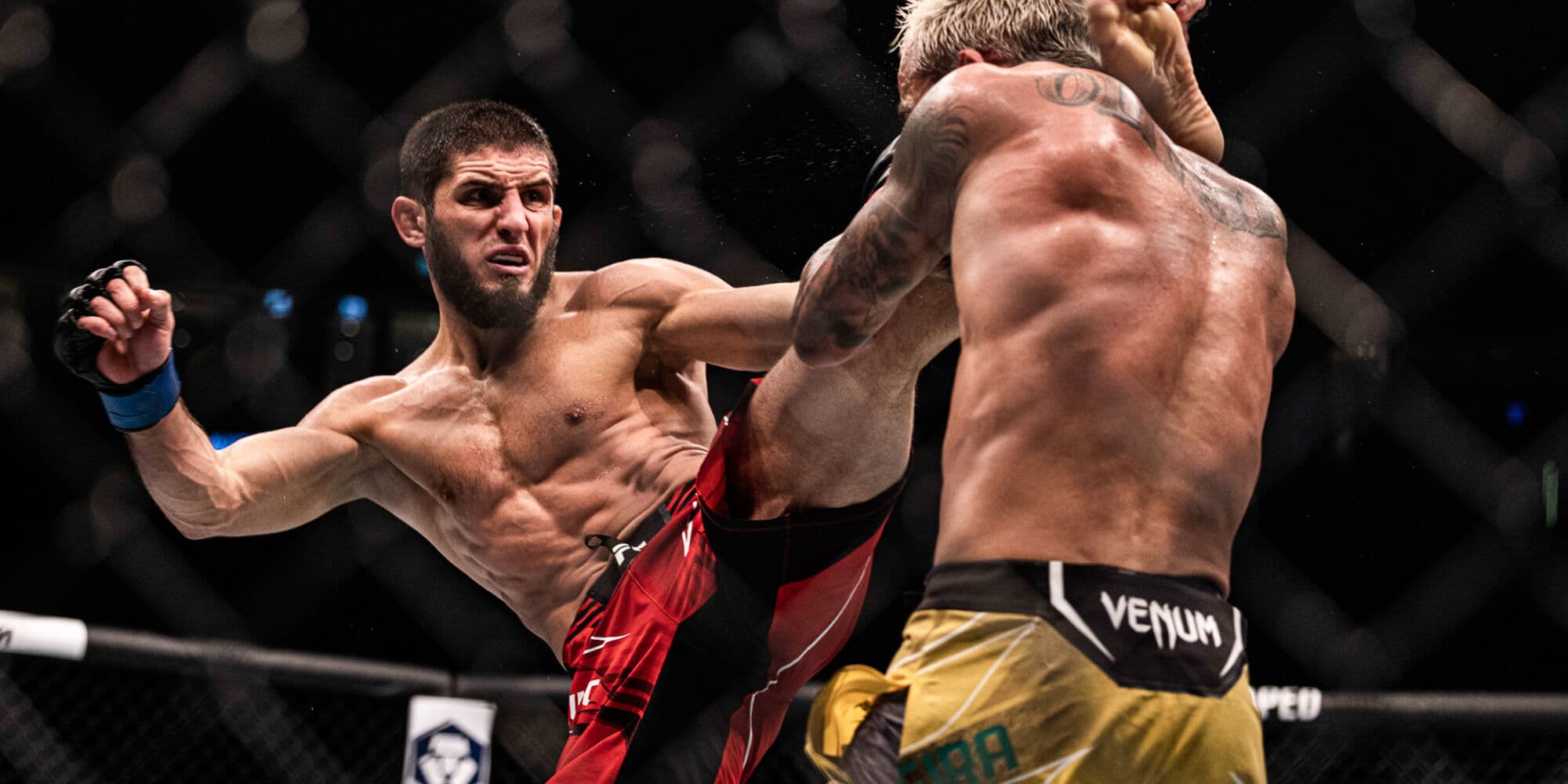 Islam Makhachev et Charles Oliveira lors de leur premier combat pour le titre des poids légers à l'UFC 280 à Abou Dhabi (EAU). 