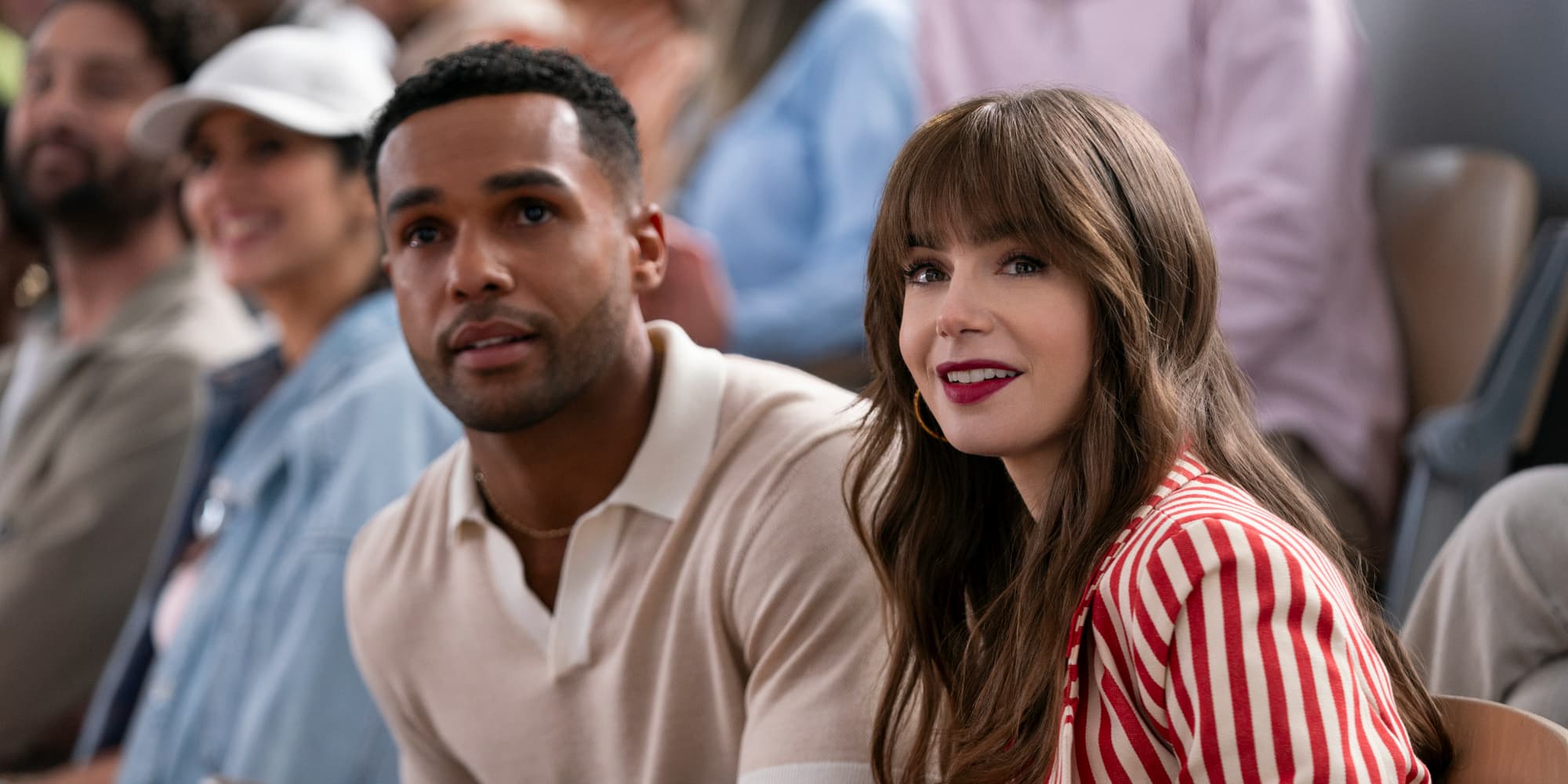 Lucien Laviscount et Lily Collins dans la série ''Emily in Paris'', à voir sur Netflix.