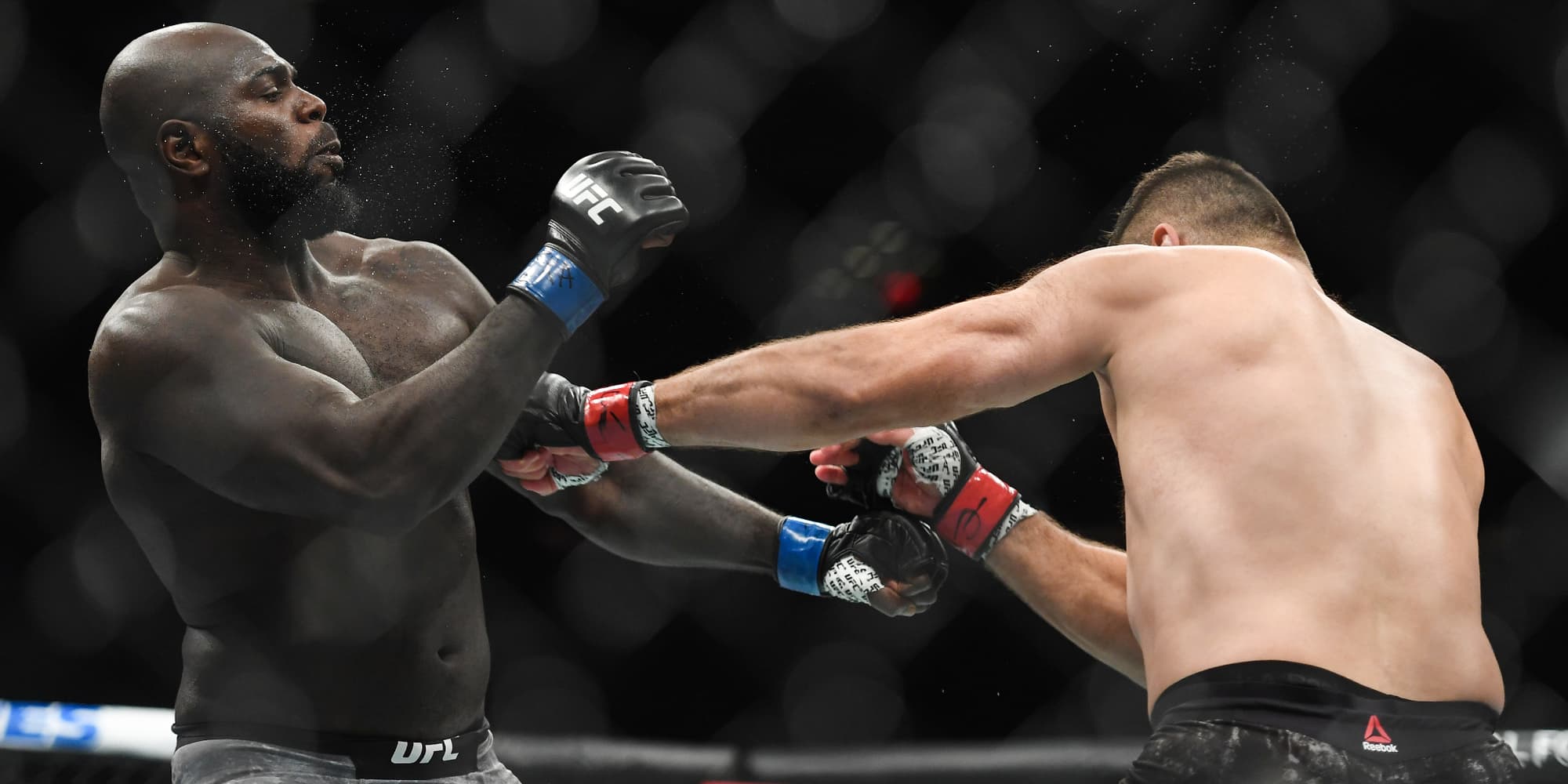 Jairzinho Rozenstruik (à gauche) contre Andrei Arlovski lors de l'UFC 244, le 2 novembre 2019 à New York