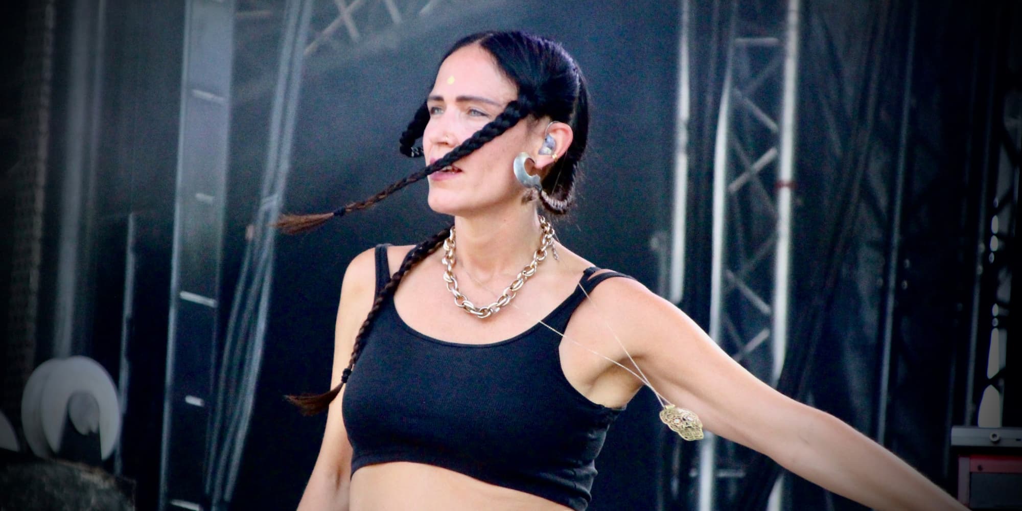 La chaleur n'empêche pas La Chica de déborder d'énergie pour entamer cette dernière journée de Rock en Seine.