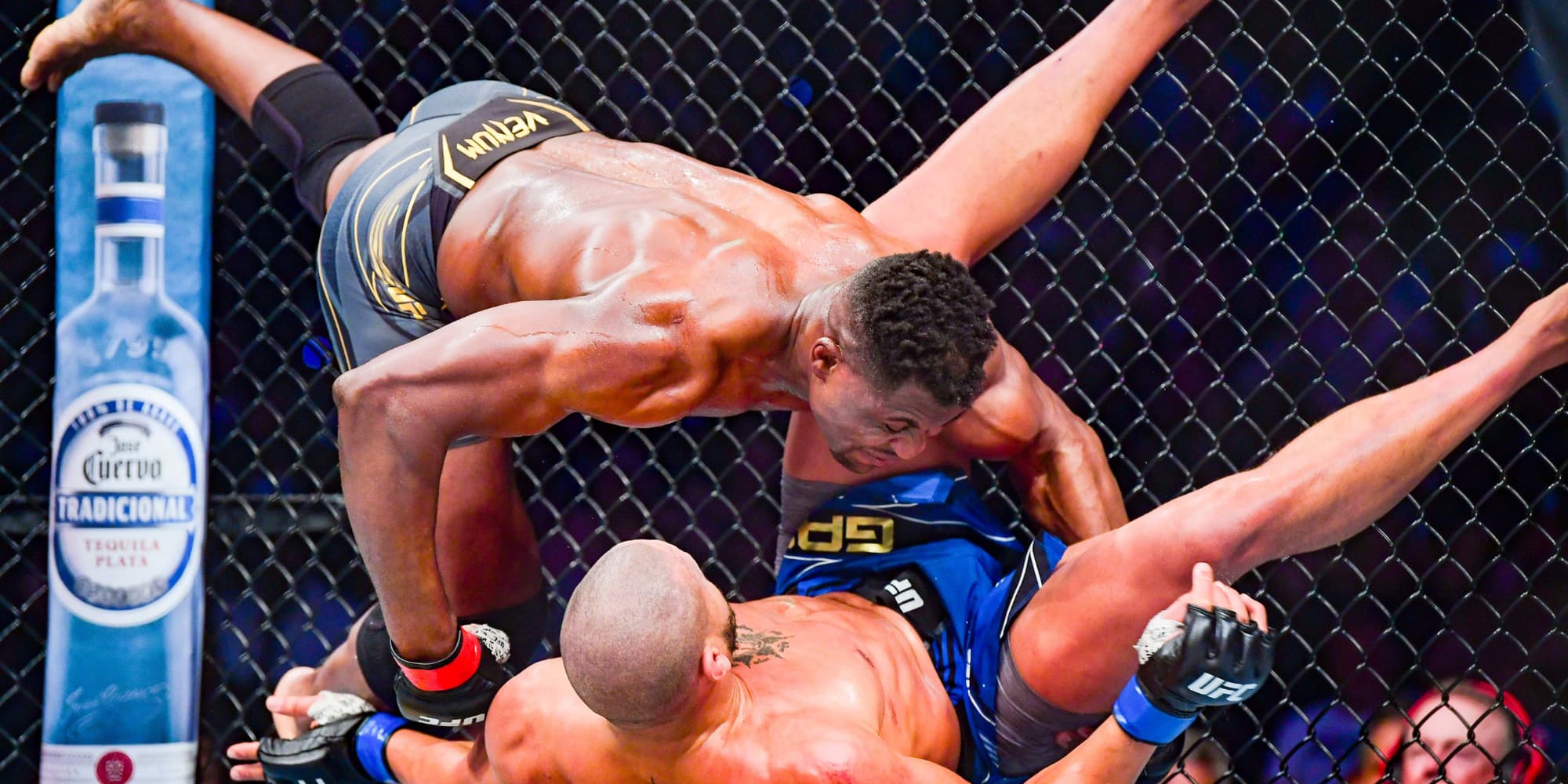 Franic Ngannou et Ciryl Gane lors de leur combat pour l'UFC 270, le 22 janvier 2022 au Honda Center d'Anaheim, Californie
