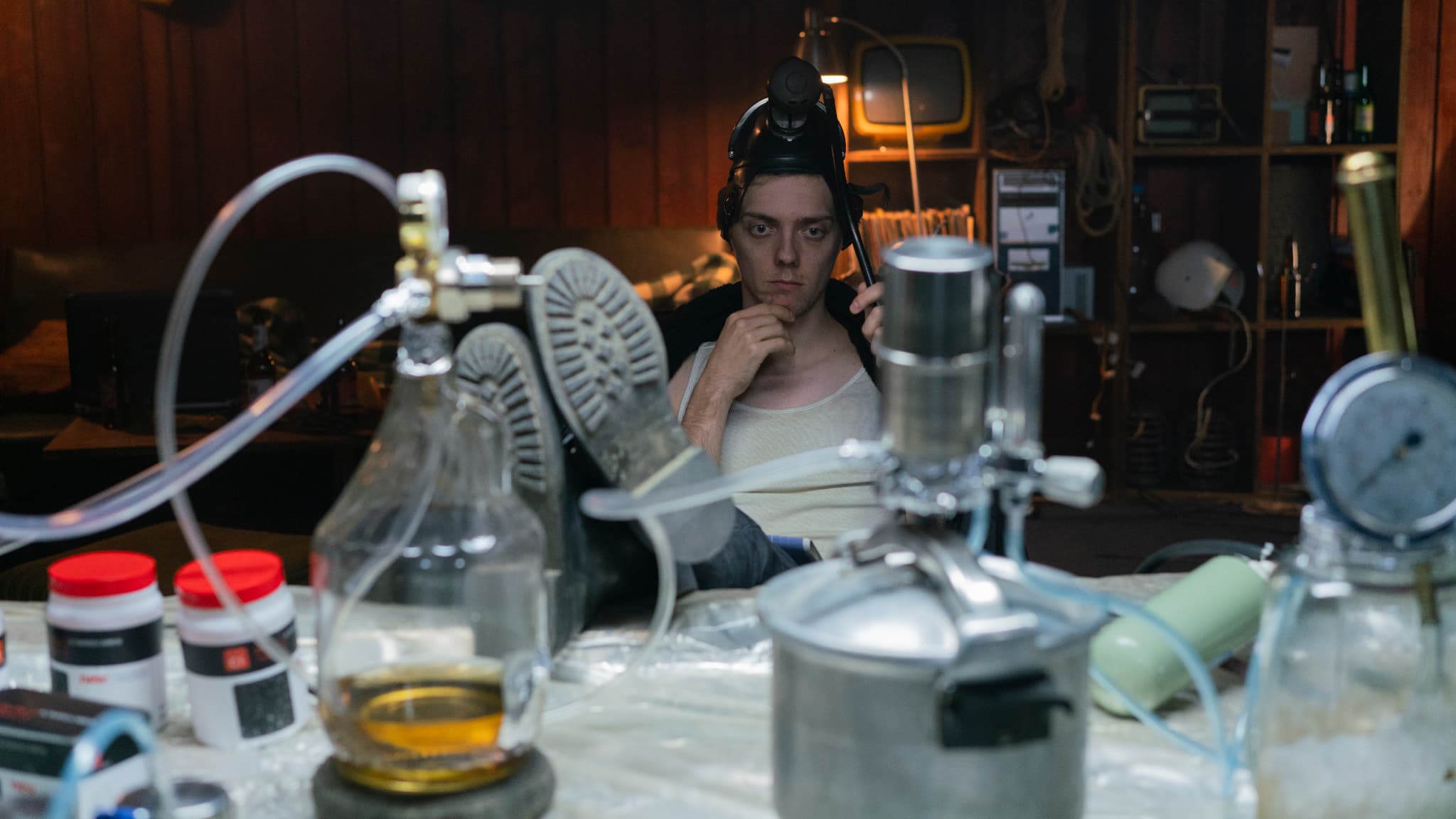Tyler Brandon Mills, le terroriste au gaz de la deuxième saison d'Absentia. Tyler Brandon Mills, le terroriste au gaz de la deuxième saison d'Absentia.