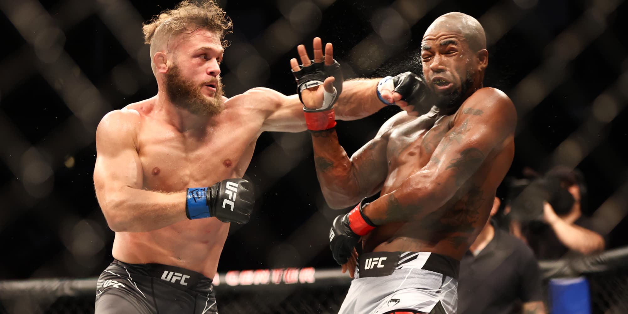 Rafael Fiziev (à gauche) contre Bobby Green lors de l'UFC 265, le 7 août 2021 à Houston, Texas