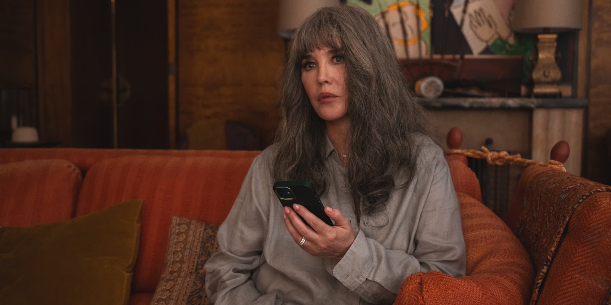 Découvrez "Soleil Noir", la série dramatique française de l'été avec Isabelle Adjani sur Netflix.