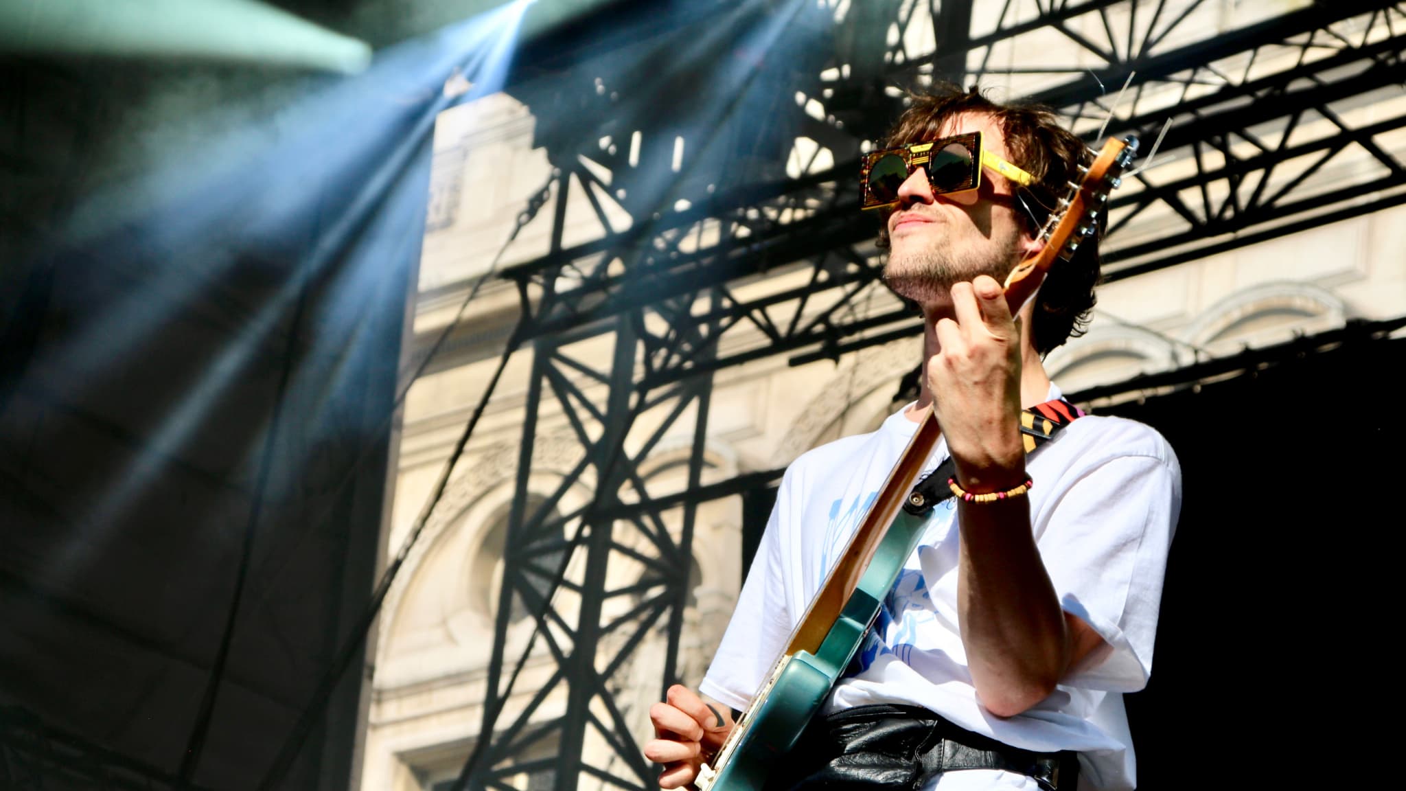 Édouard aussi avait sorti les lunettes de soleil pour le concert de Pépite au Fnac Live Paris.