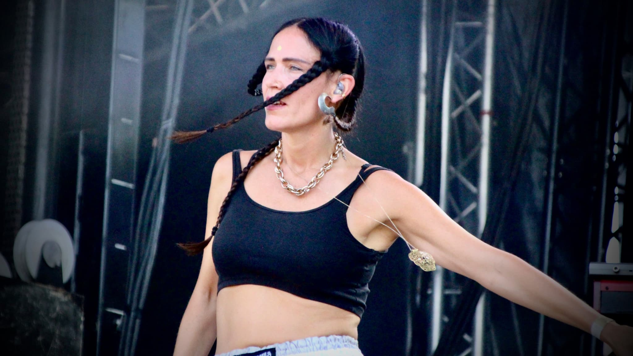 La chaleur n'empêche pas La Chica de déborder d'énergie pour entamer cette dernière journée de Rock en Seine
