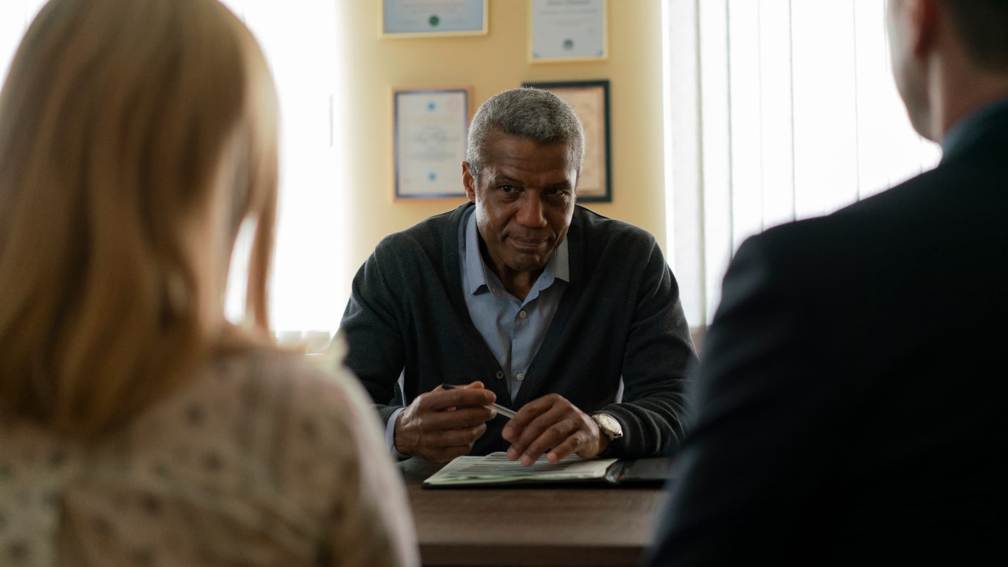 Docteur Oduwale, psychiatre aux deux visages dans la série Absentia. Docteur Oduwale, psychiatre aux deux visages dans la série Absentia.