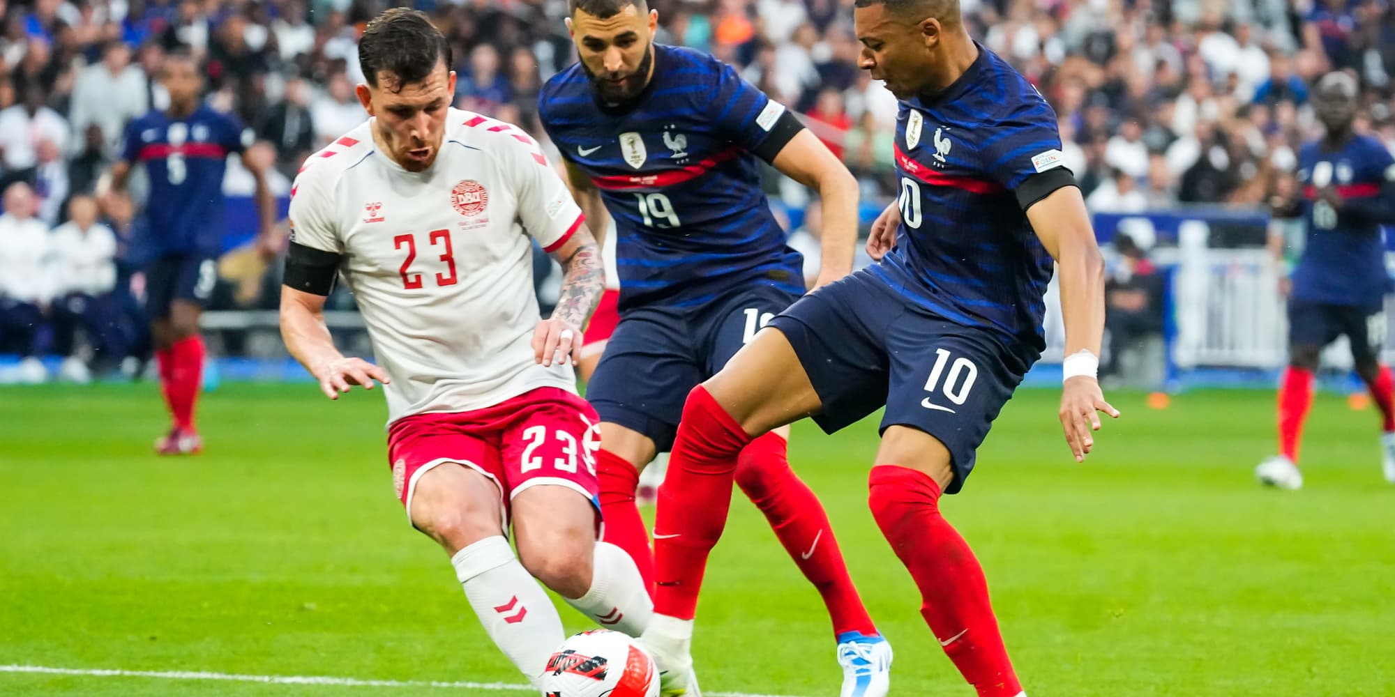 Benzema et Mbappé contre Hojbjerg lors de France-Danemark en Ligue des Nations, le 3 juin 2022 au Stade de France, Saint-Denis