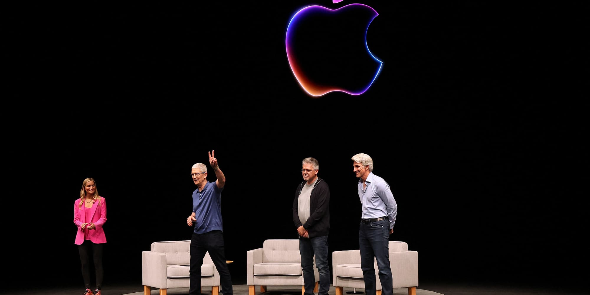 Tim Cook, PDG d'Apple, John Giannandrea, vice-président senior de l'apprentissage automatique et de la stratégie d'IA, et Craig Federighi, vice-président senior de l'ingénierie logicielle d'Apple, durant la conférence mondiale des développeurs d'Apple (WWDC), le 10 juin 2024 à Cupertino, en Californie.