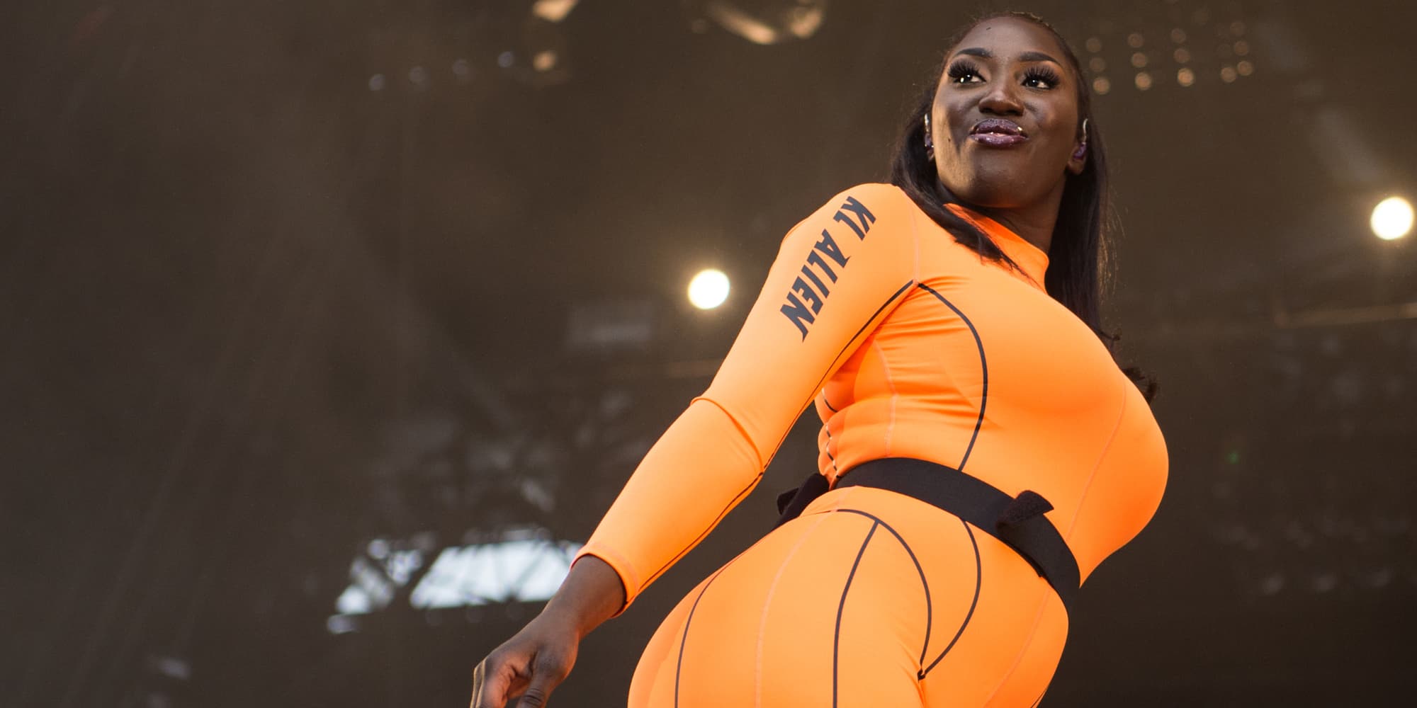 Aya Nakamura durant son concert au festival des Vieilles Charrues, à Carhaix-Plouger, le 18 juillet 2019