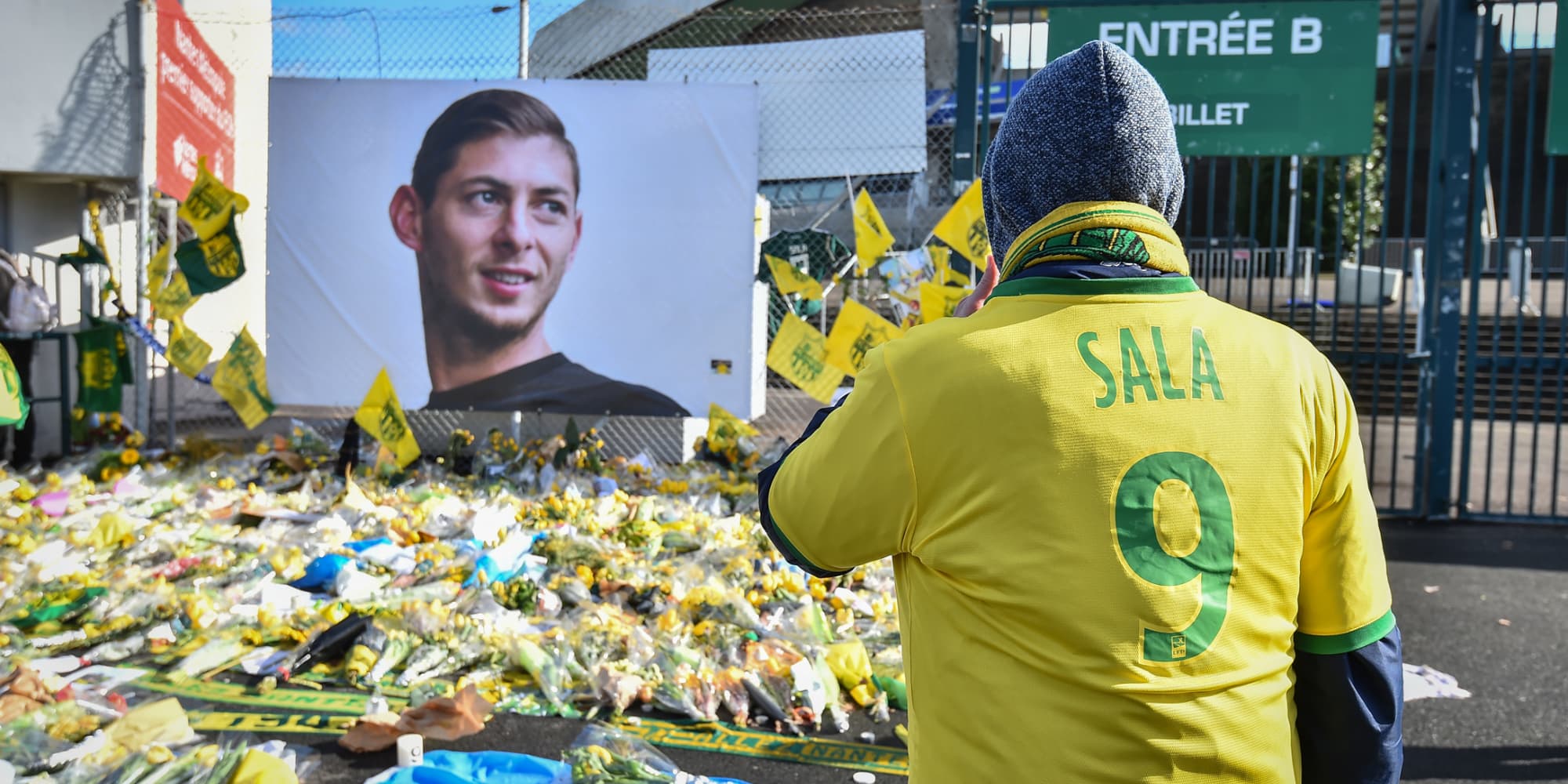 Les supporters du FC Nantes rendent hommage à Emiliano Sala, le 10 février 2019 devant le stade de La Beaujoire