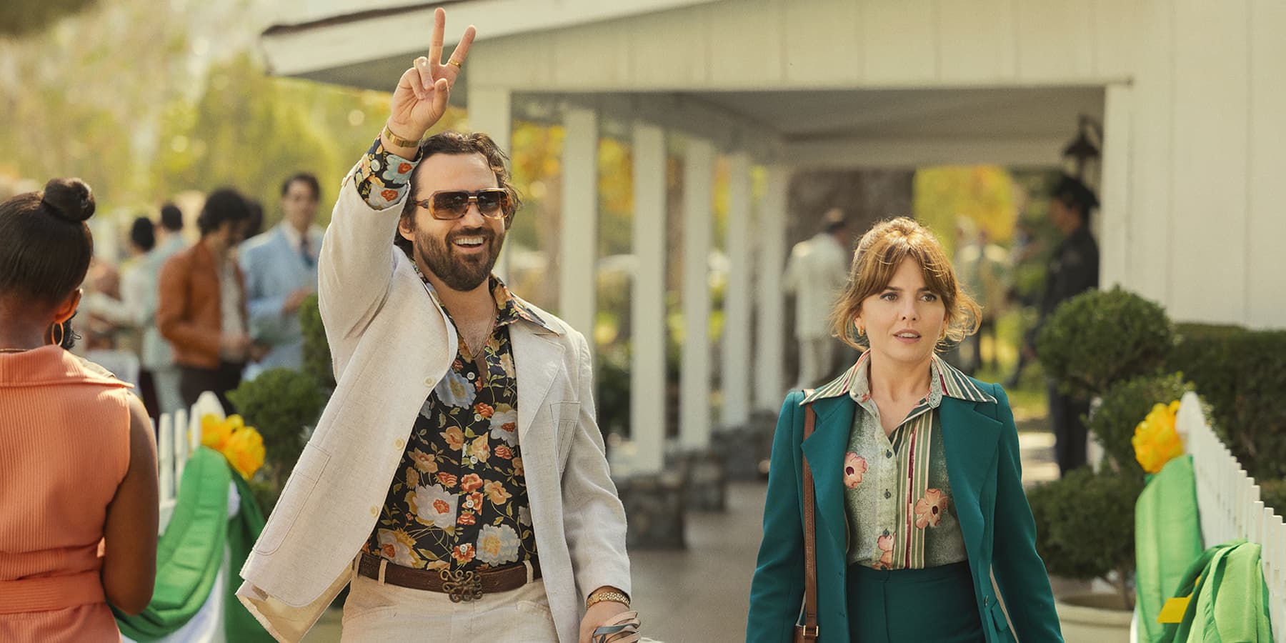 Joyce et Doug (Ophelia Lovibond et Jake Johnson) sont les têtes d'affiche de "Minx", la série et le magazine...