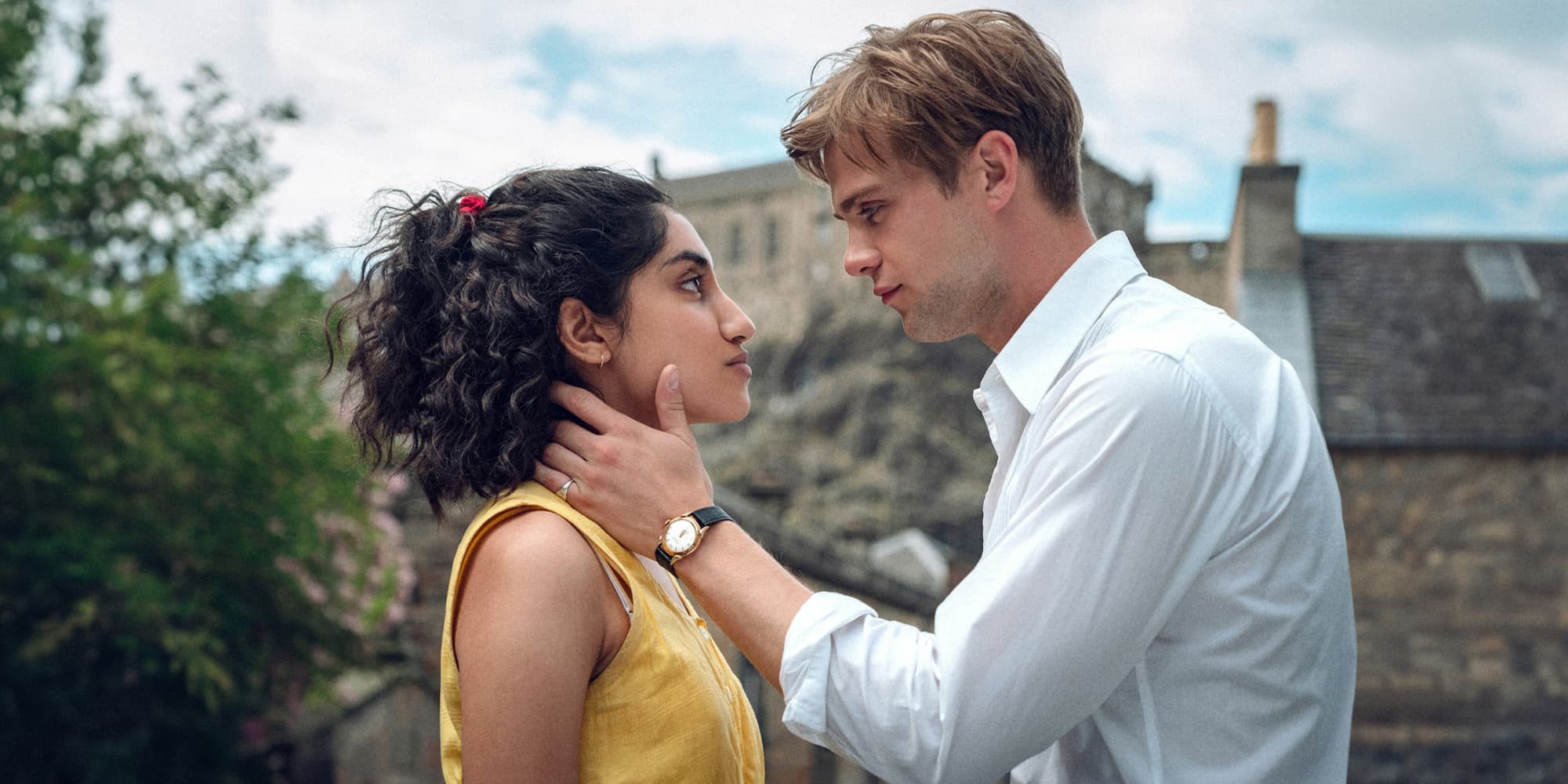 Ambika Mod et Leo Woodall sont les têtes d'affiche de la série phénomène "Un Jour" sur Netflix.