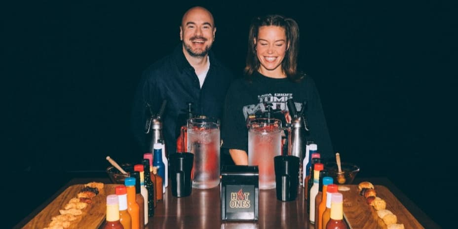 Kyan Khojandi et Adèle Exarchopoulos dans la nouvelle saison de ''Hot Ones'', à découvrir sur Canal+.