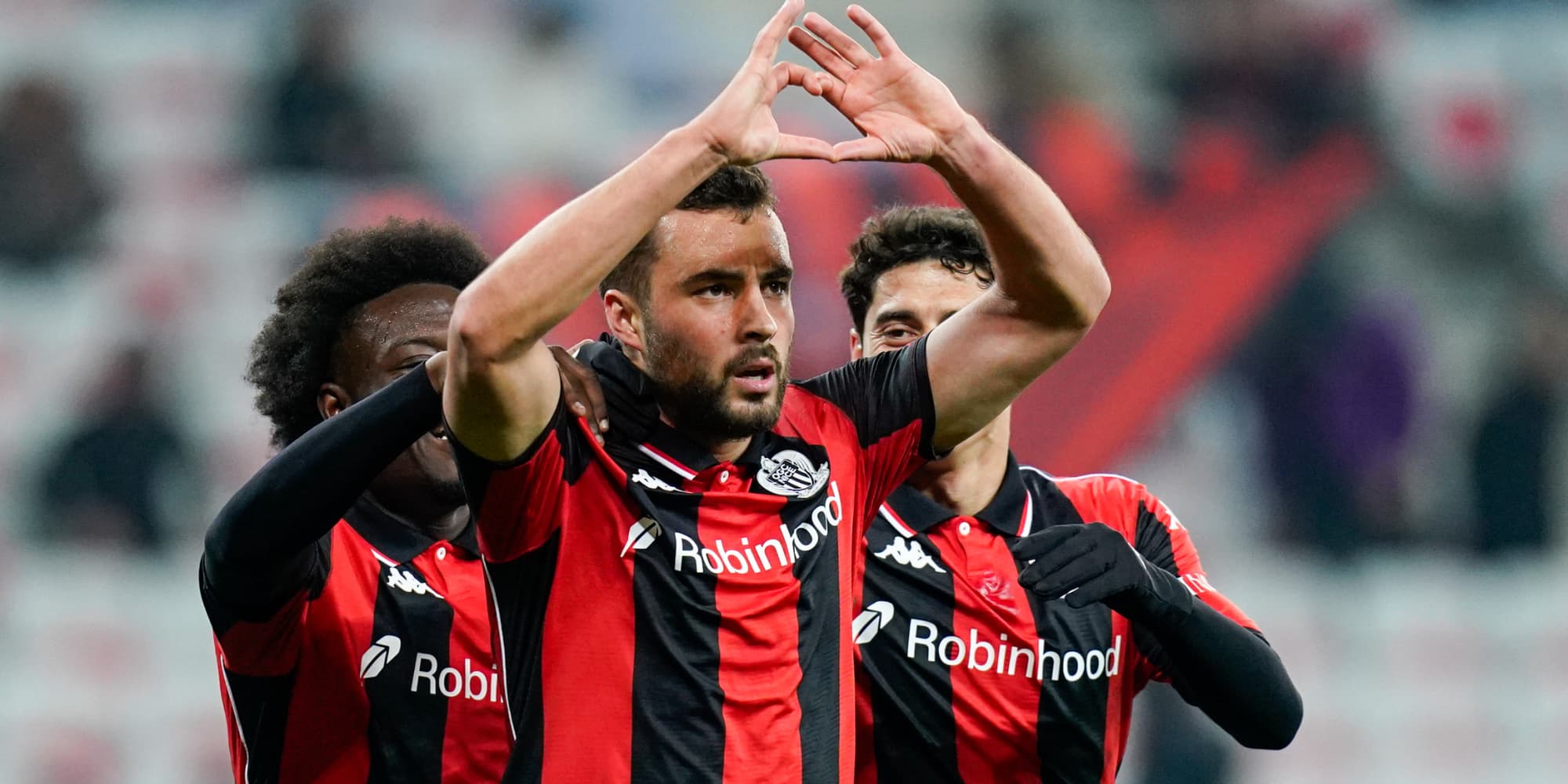 Charles Vanhoutte, célèbre le premier but de son équipe lors du match de l'UEFA Europa League entre Nice et Go Ahead Eagles à l'Allianz Riviera, le 22 janvier 2026 à Nice.
