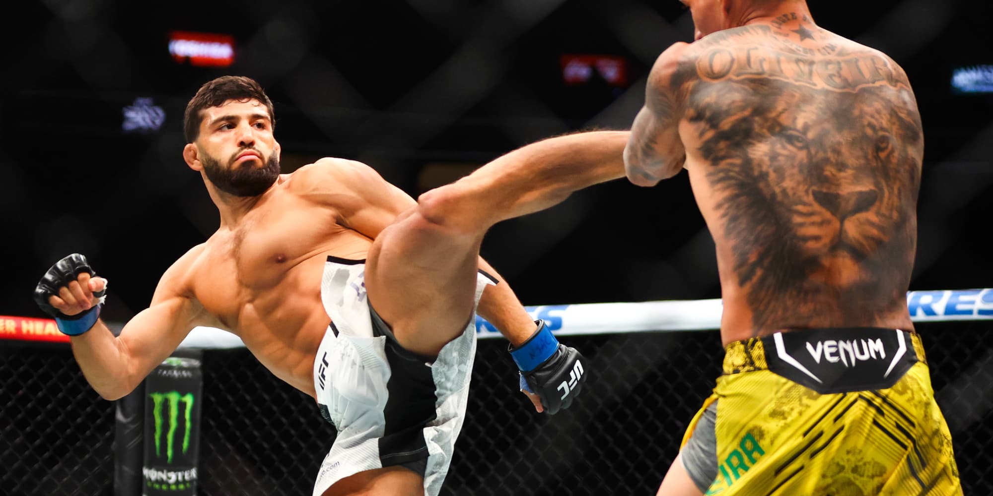 Arman Tsarukyan (gants bleus) affronte Charles Oliveira (gants rouges) lors de l'UFC 300 à la T-Mobile Arena de Las Vegas, le 13 avril 2024.