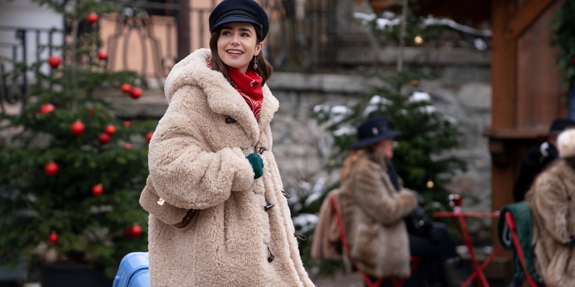 Emily (Lily Collins) dans la saison 4 d'"Emily In Paris" avec un sublime manteau, que vous pourrez peut-être retrouver grâce à la collaboration de Google et de Netflix.