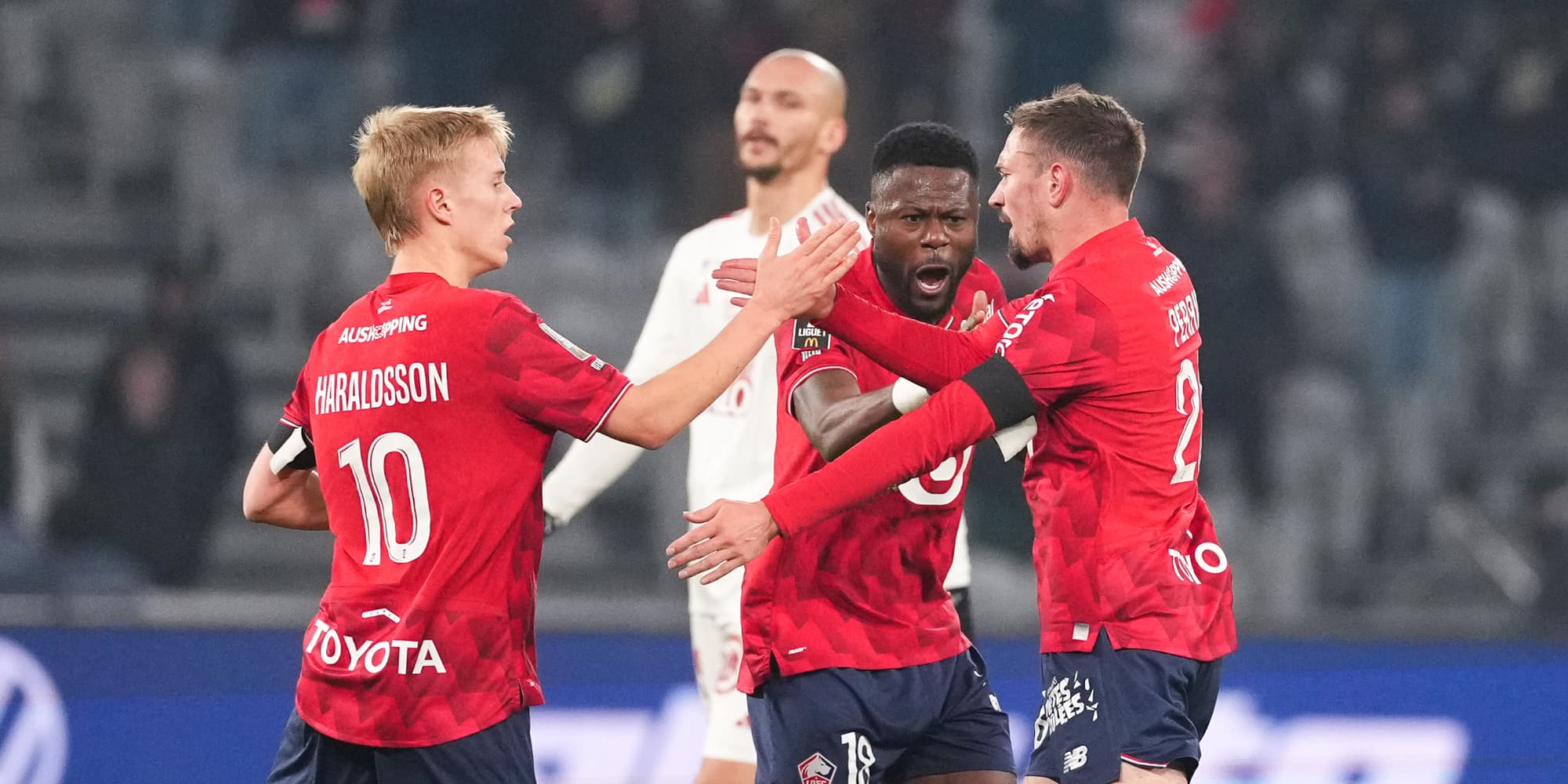 Hakon HARALDSSON, Chancel MBEMBA et Gaëtan PERRIN lors du match de Ligue 1 McDonald's entre Lille et Brest au Stade Pierre Mauroy, le 14 février 2026 à Lille.
