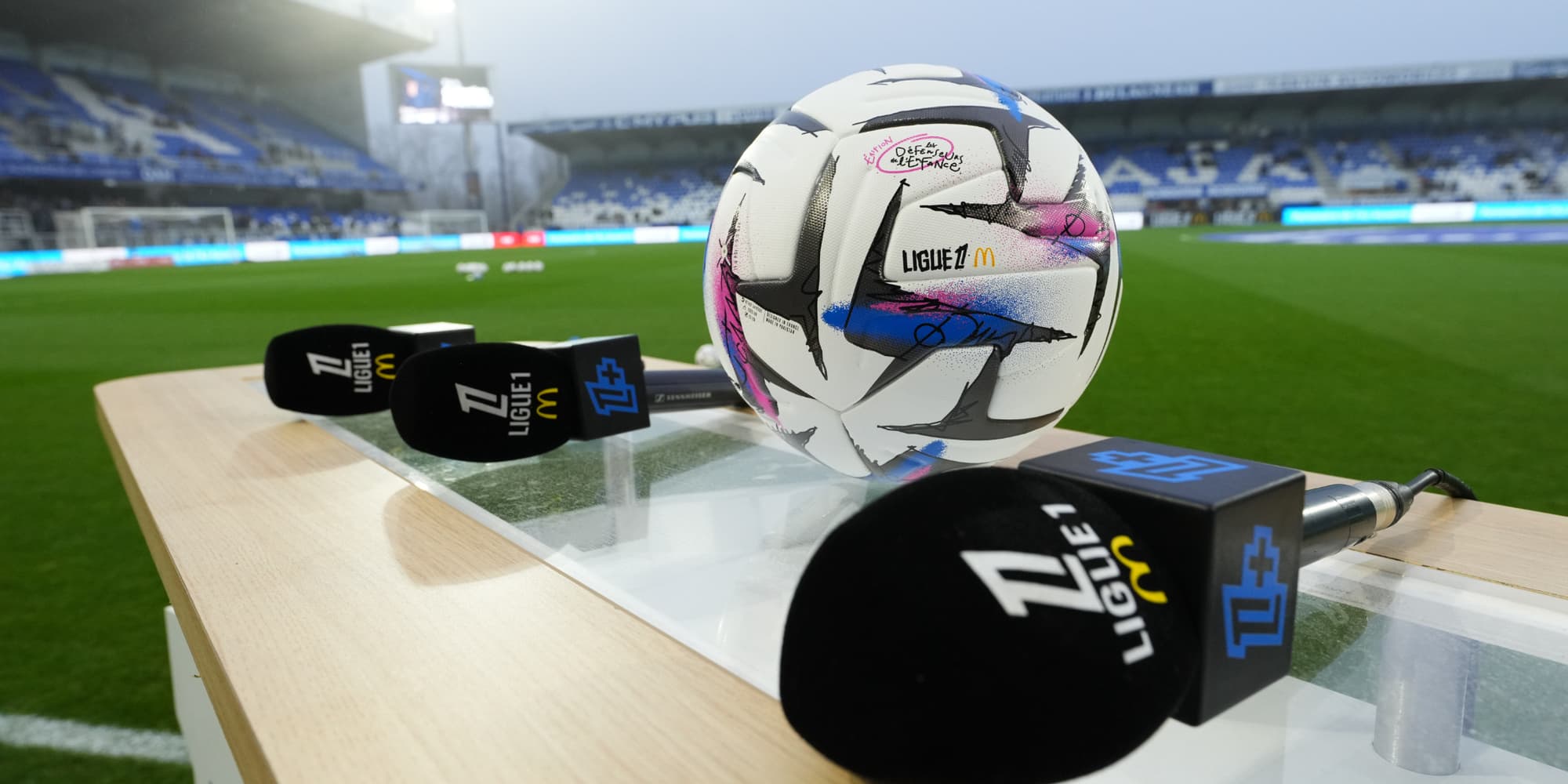 Le ballon de la Ligue 1 McDonald's, capturé avant le match entre Auxerre et Lille, le 14 décembre 2025 au Stade Abbé Deschamps (Auxerre).