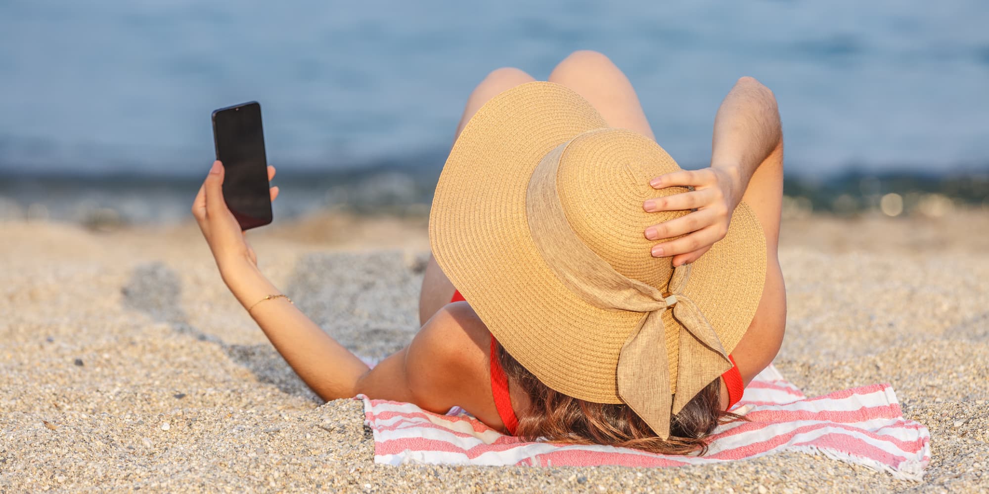 L'été plus que jamais, il est important de bien prendre soin de son smartphone.