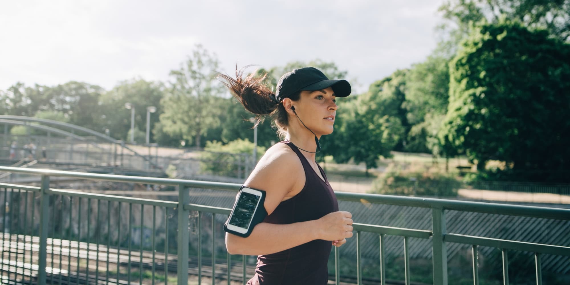 Courir son portable à la main ou dans un brassard peut créer un déséquilibre.