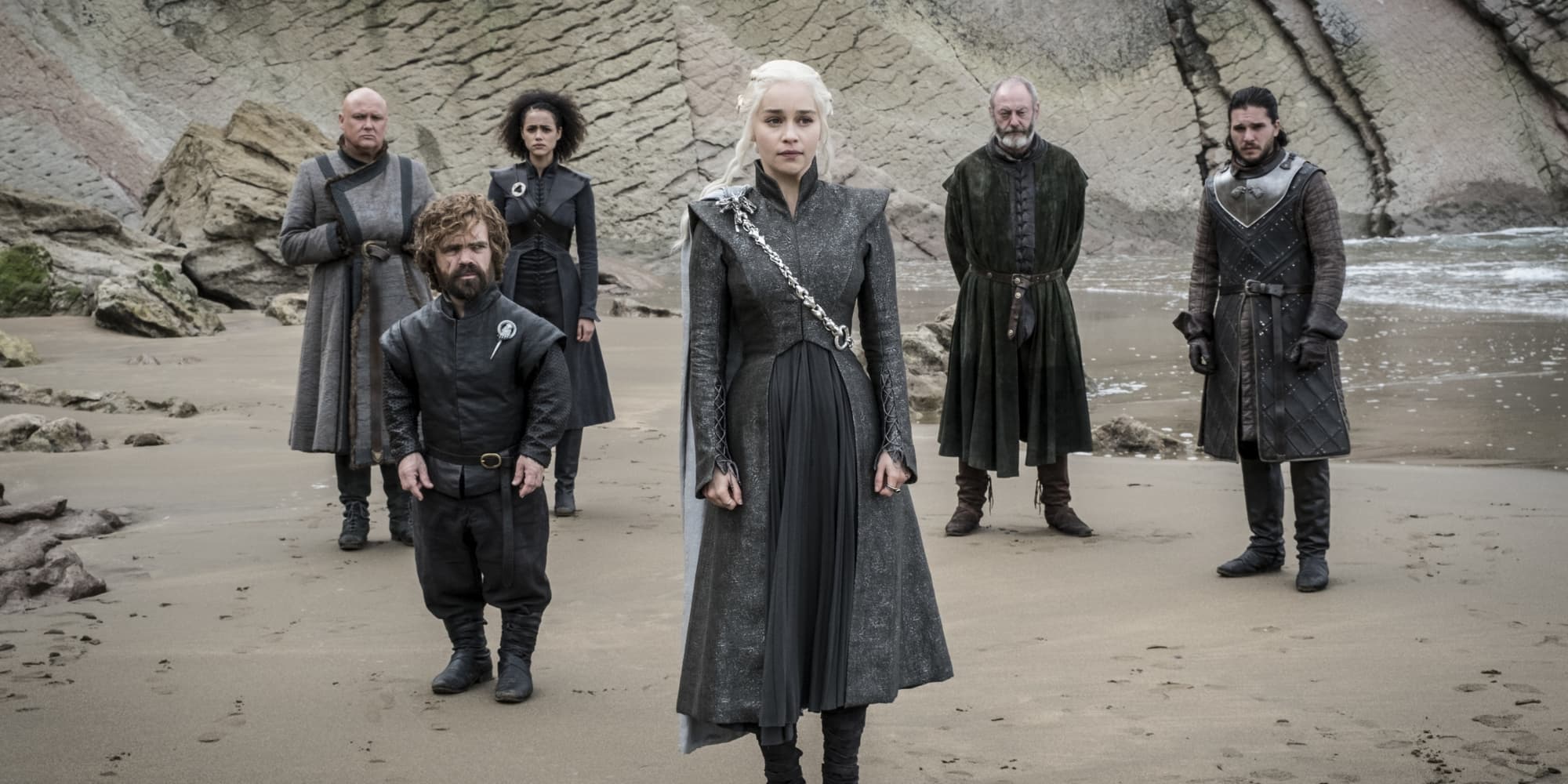 Daenerys Targaryen (Emilia Clarke) et ses bras droits près de Peyredragon, dans Game of Thrones.
