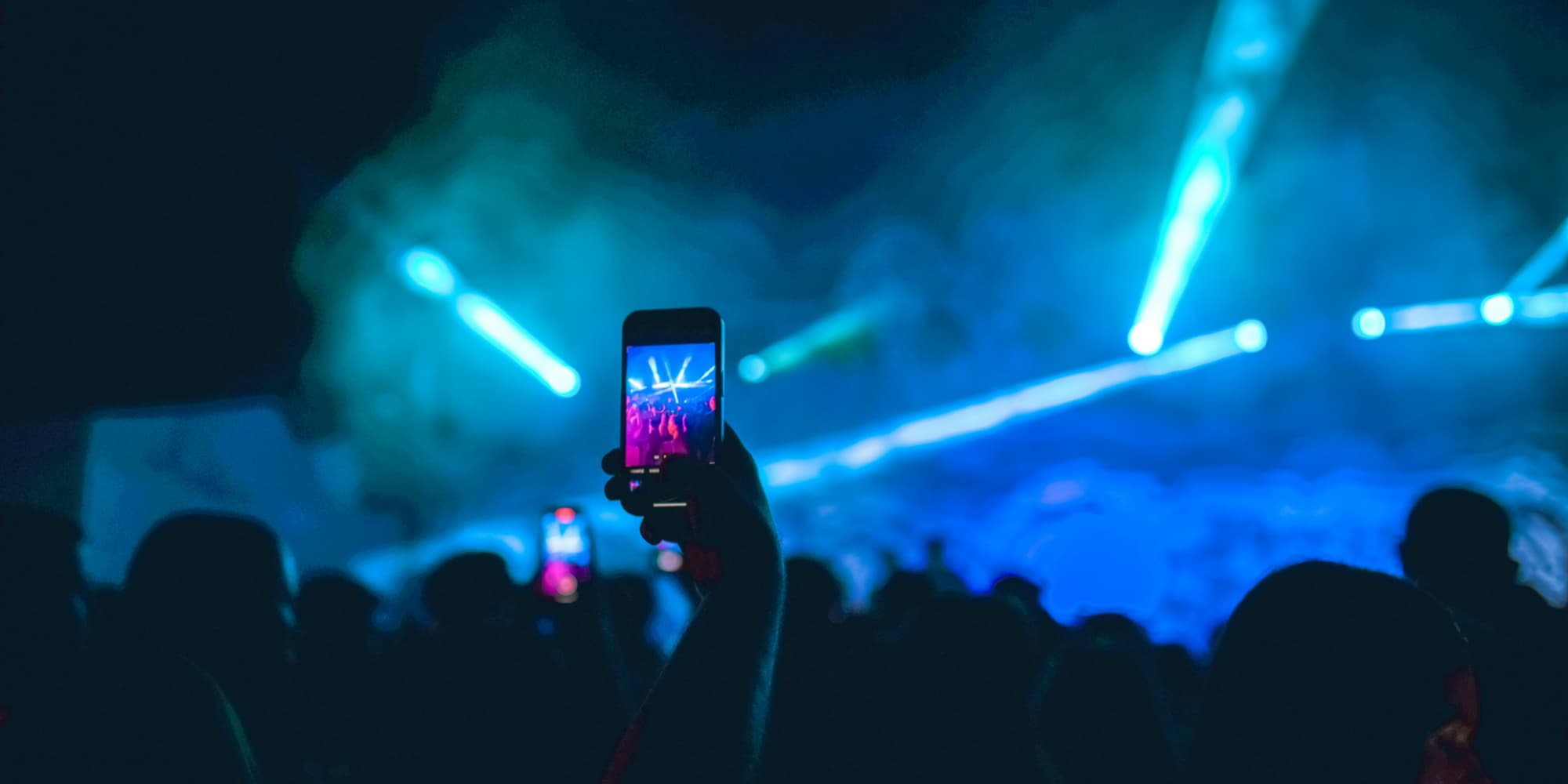 Peu de personnes le savent, mais les lasers des concert et festivals représentent un vrai danger pour vos appareils
